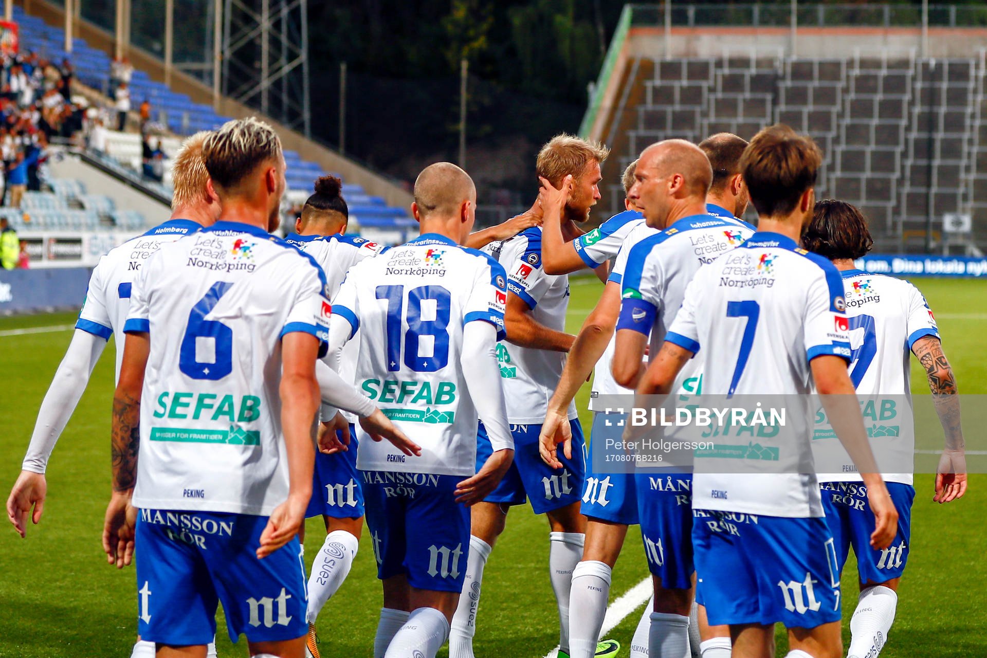 Norrköpings Sebastian Andersson jublar med lagkamrater