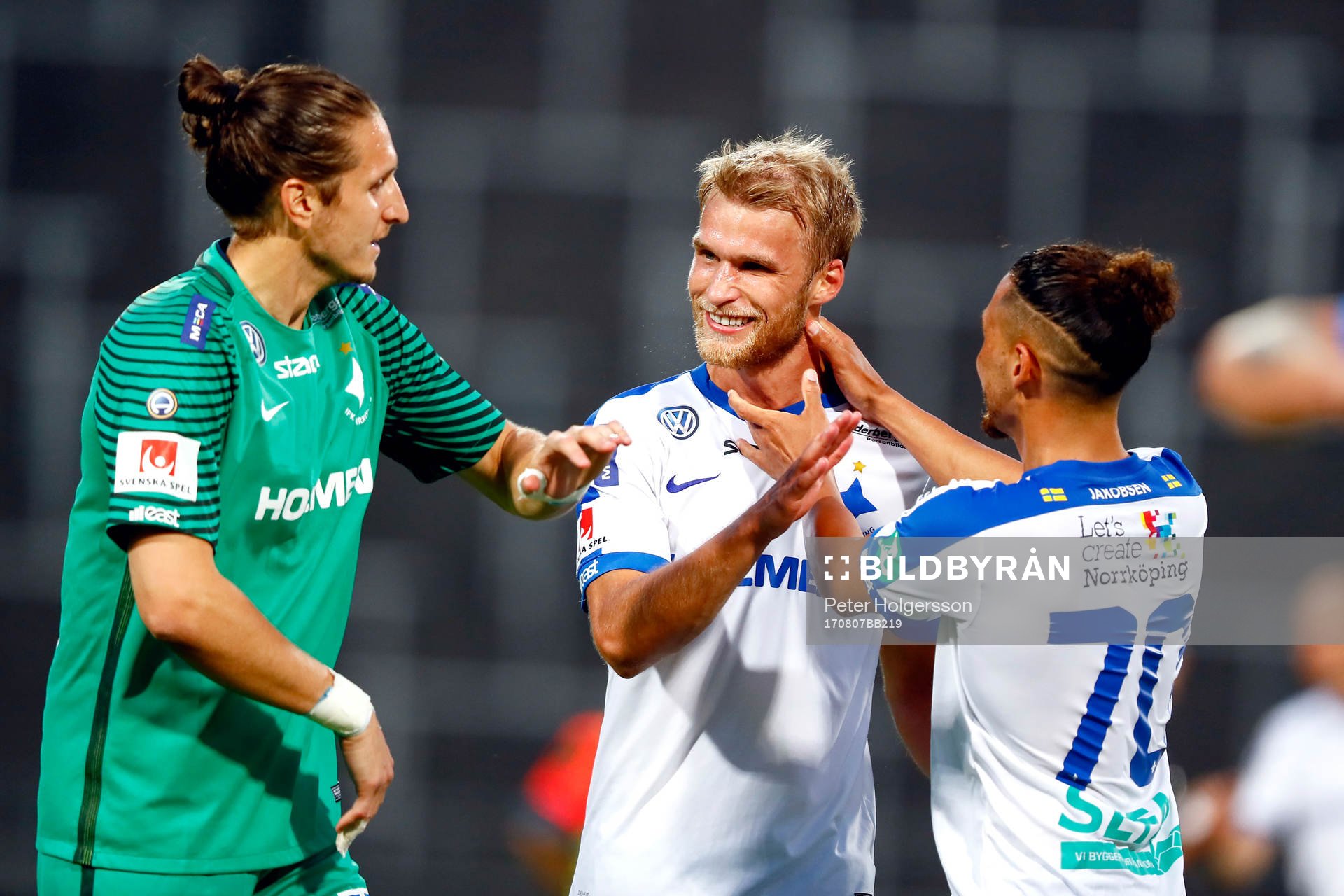 Norrköpings Sebastian Andersson jublar med lagkamrater