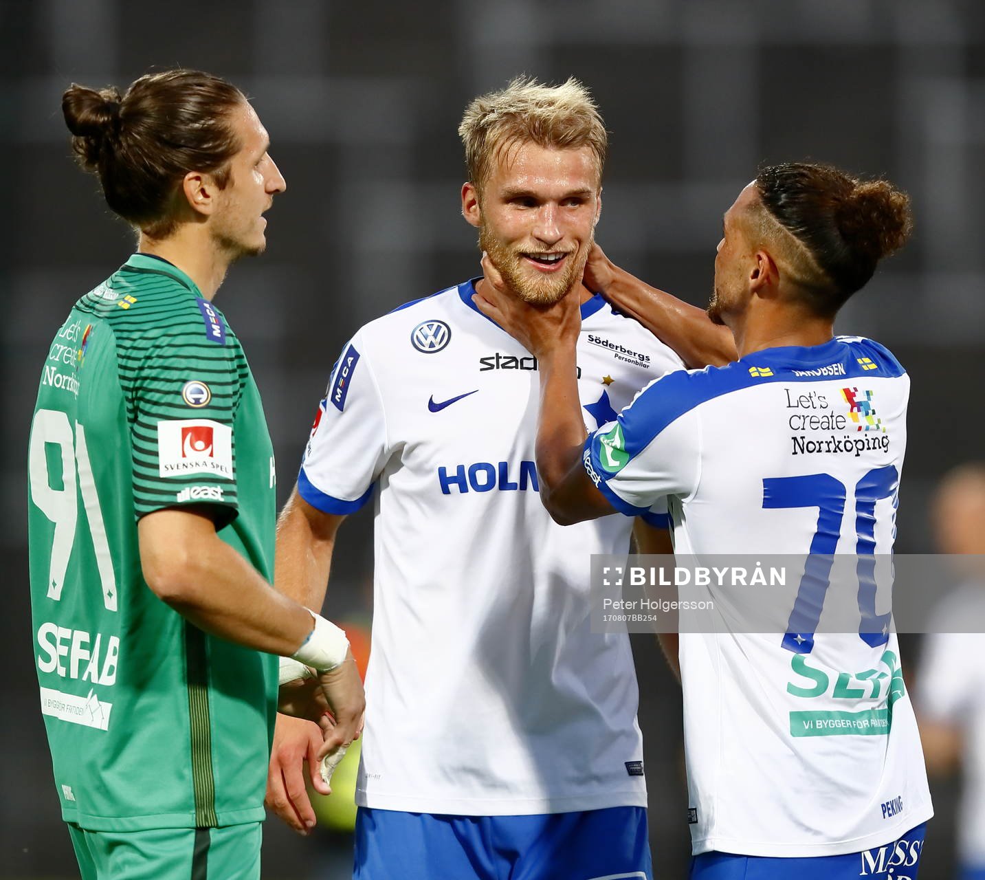 Norrköpings Sebastian Andersson mellan målvakt David