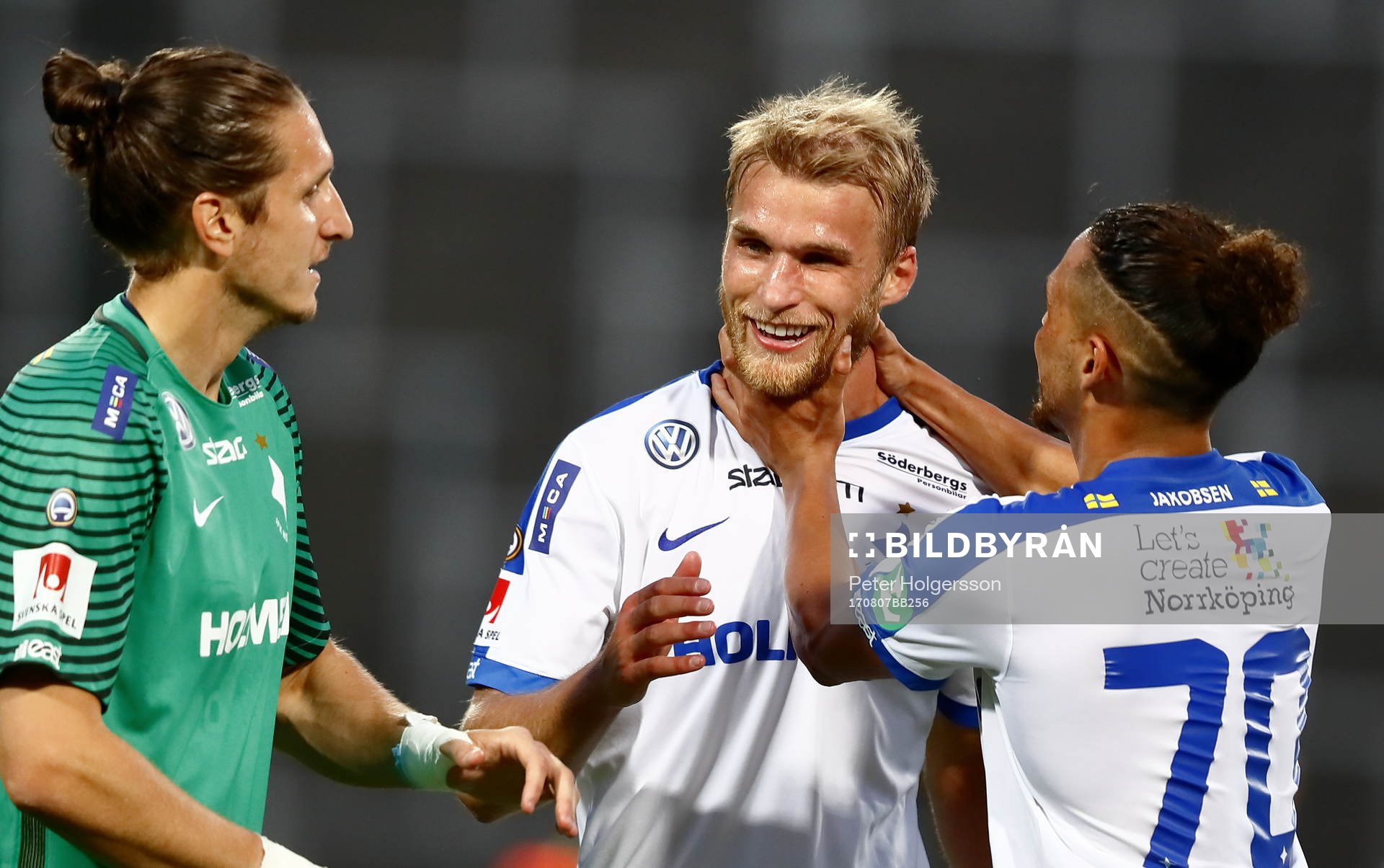 Norrköpings Sebastian Andersson mellan målvakt David