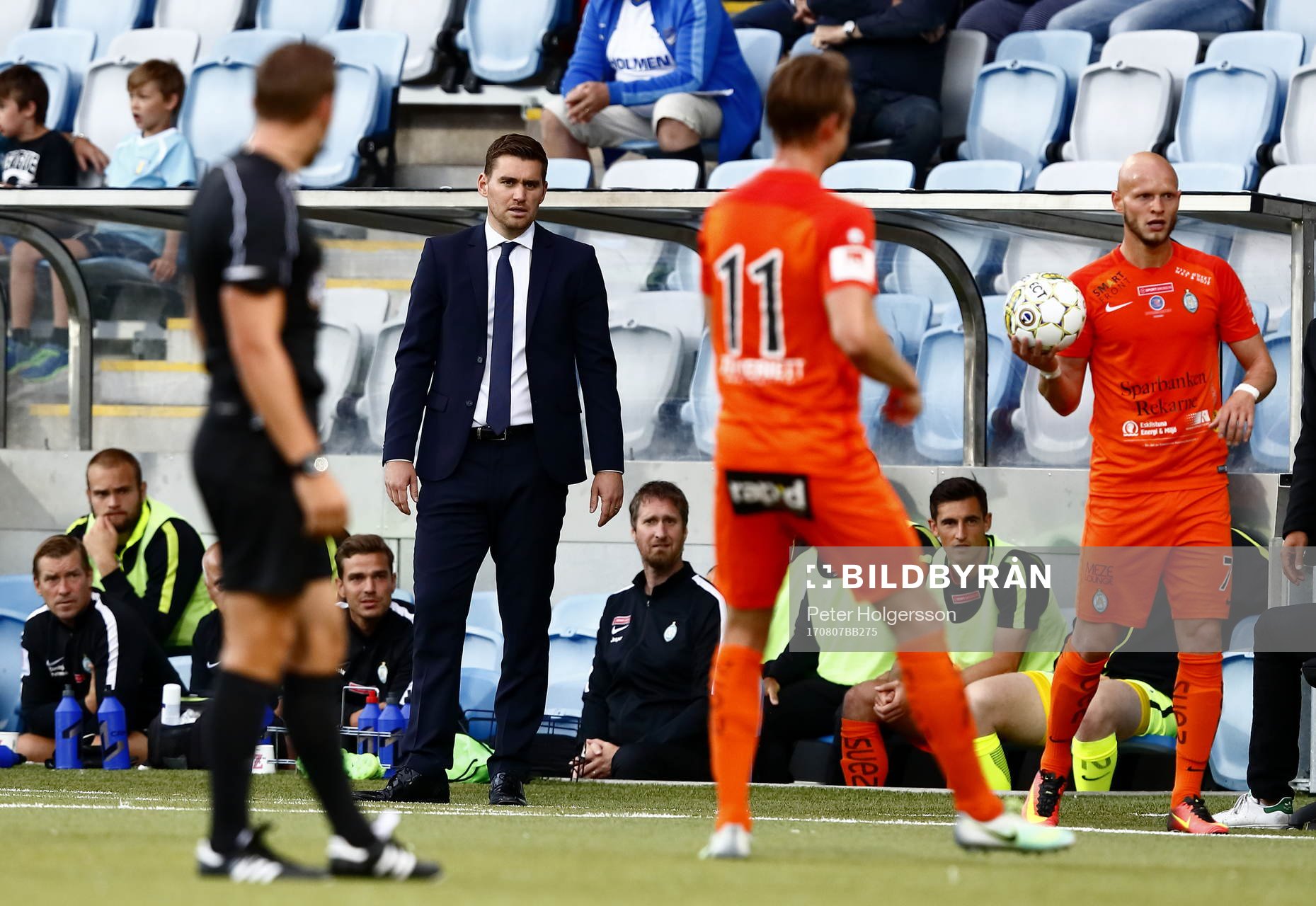 AFC Eskilstunas tränare Michael Jolley pratar med Andrew