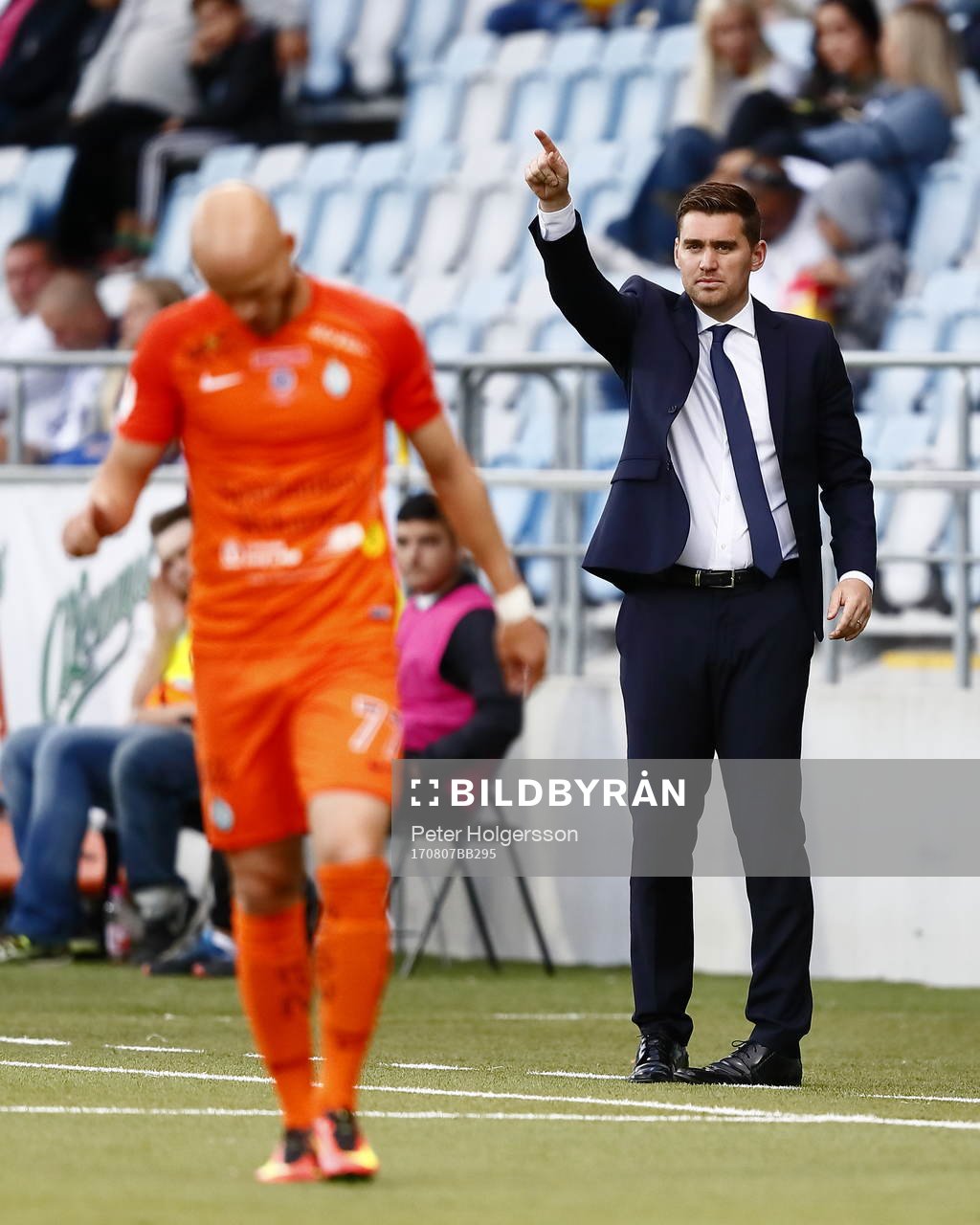 AFC Eskilstunas tränare Michael Jolley pratar med Zourab