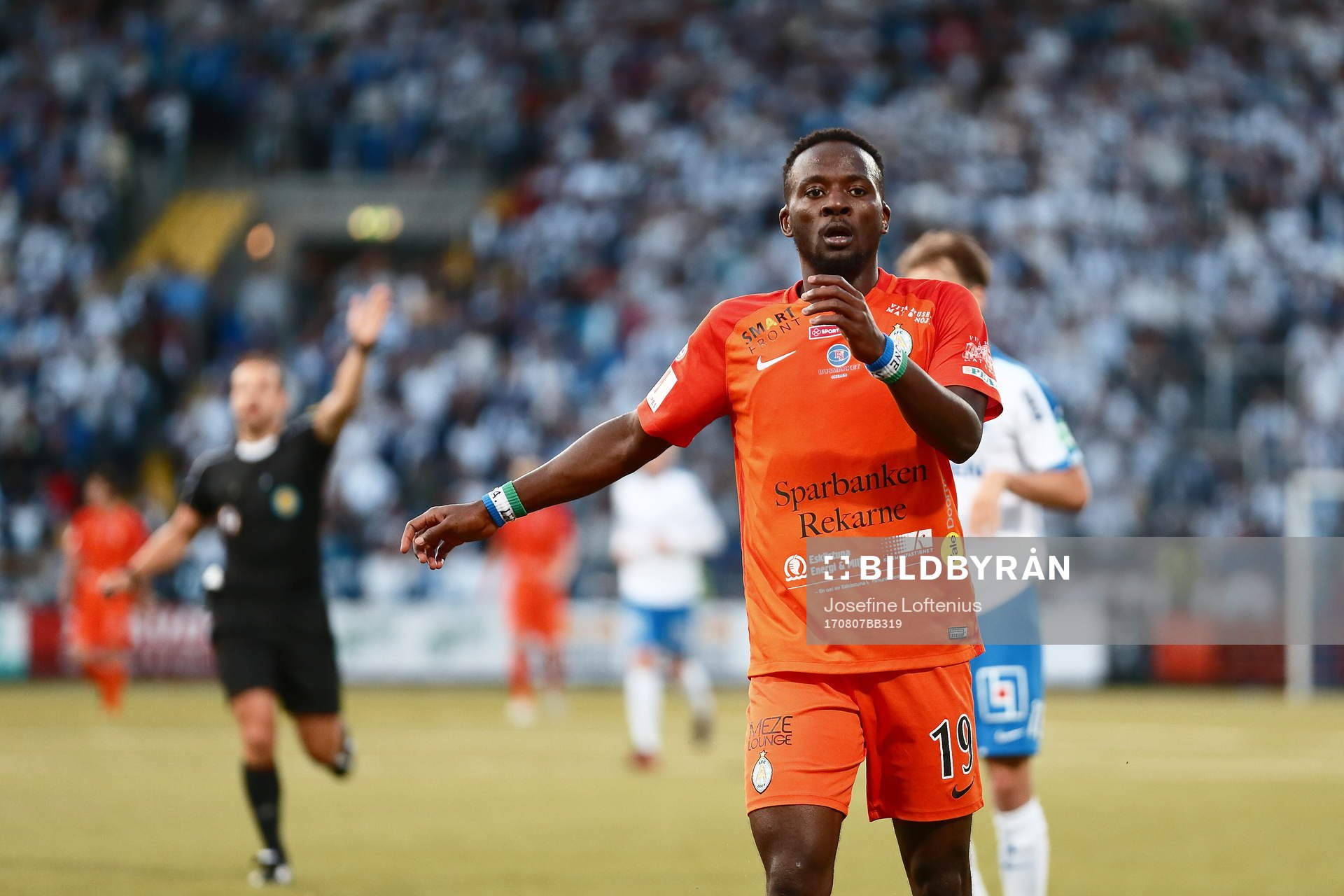 AFC Eskilstunas Mohamed Buya Turay med domaren bakom sig
