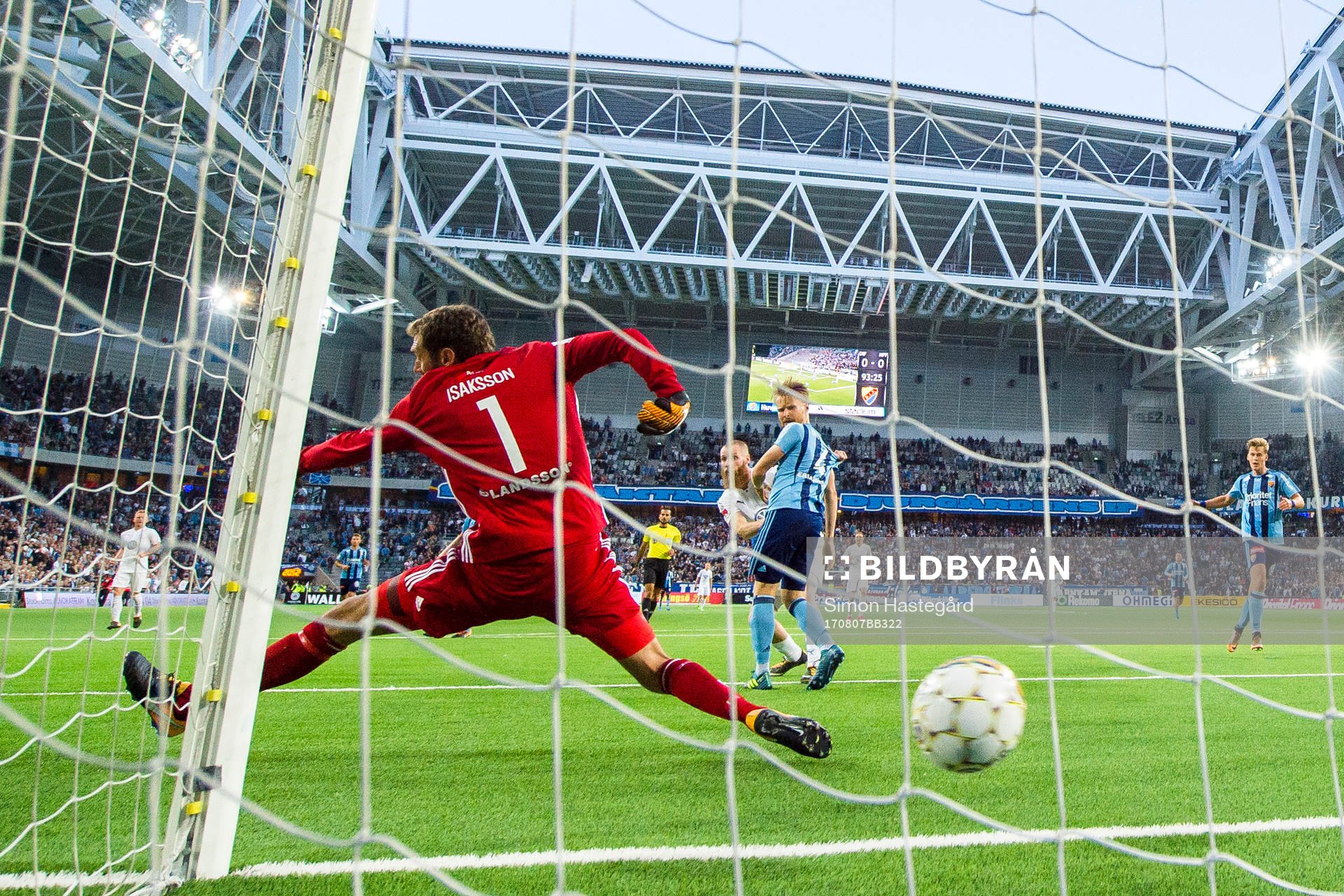 Djurgårdens målvakt Andreas Isaksson vid Malmö FFs