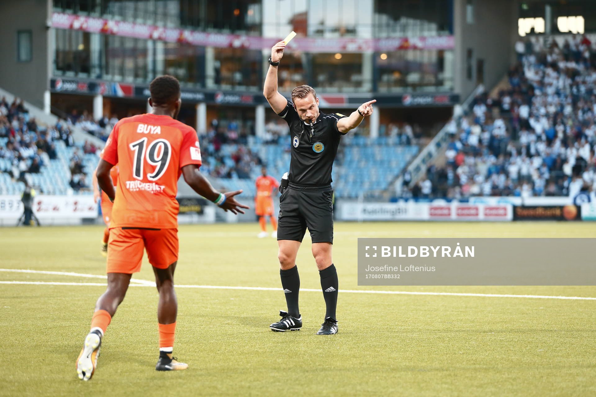 Domaren ger AFC Eskilstunas Mohamed Buya Turay gult kort