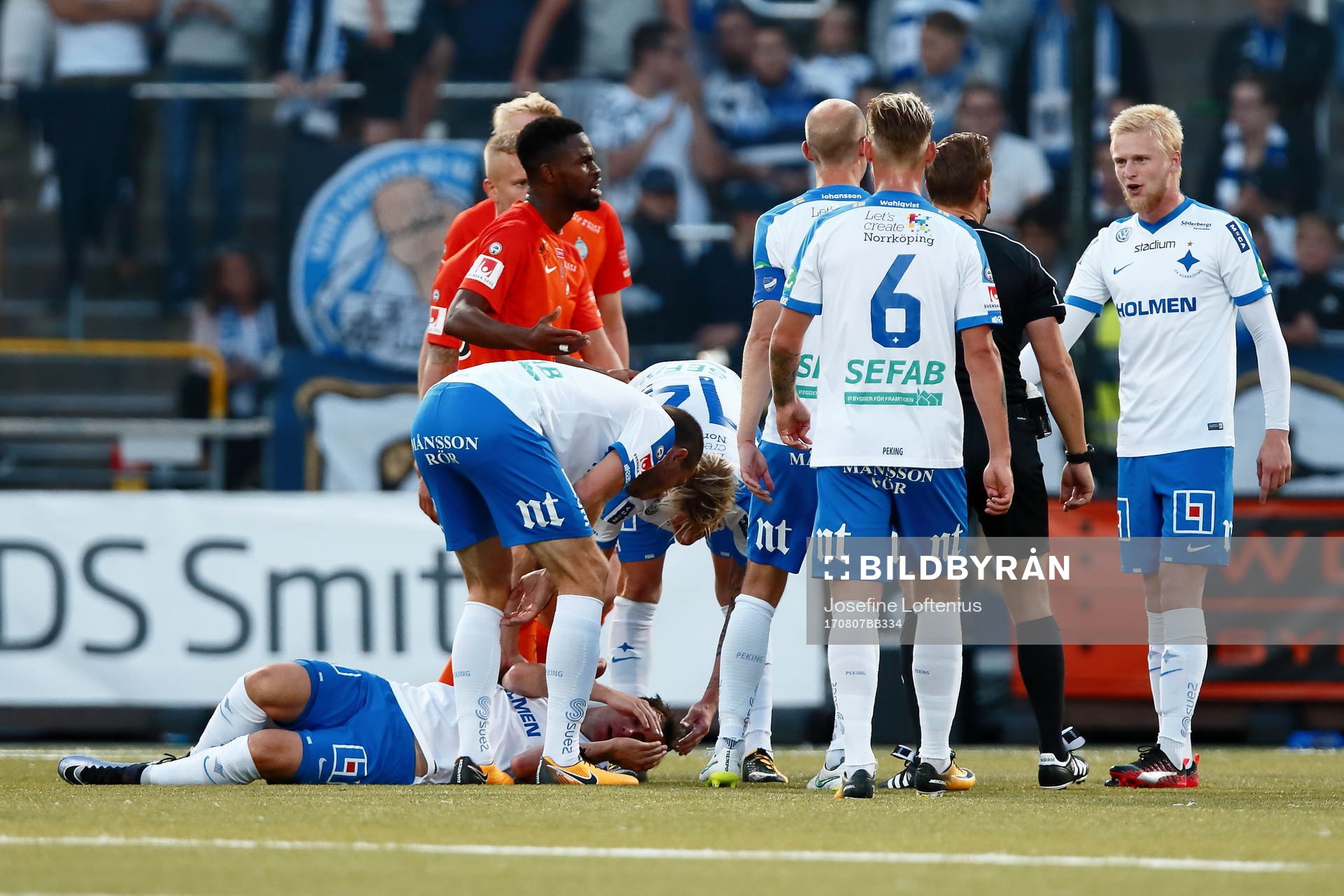 Norrköpings Nikola Tkalcic ligger ner och ser ut att ha ont