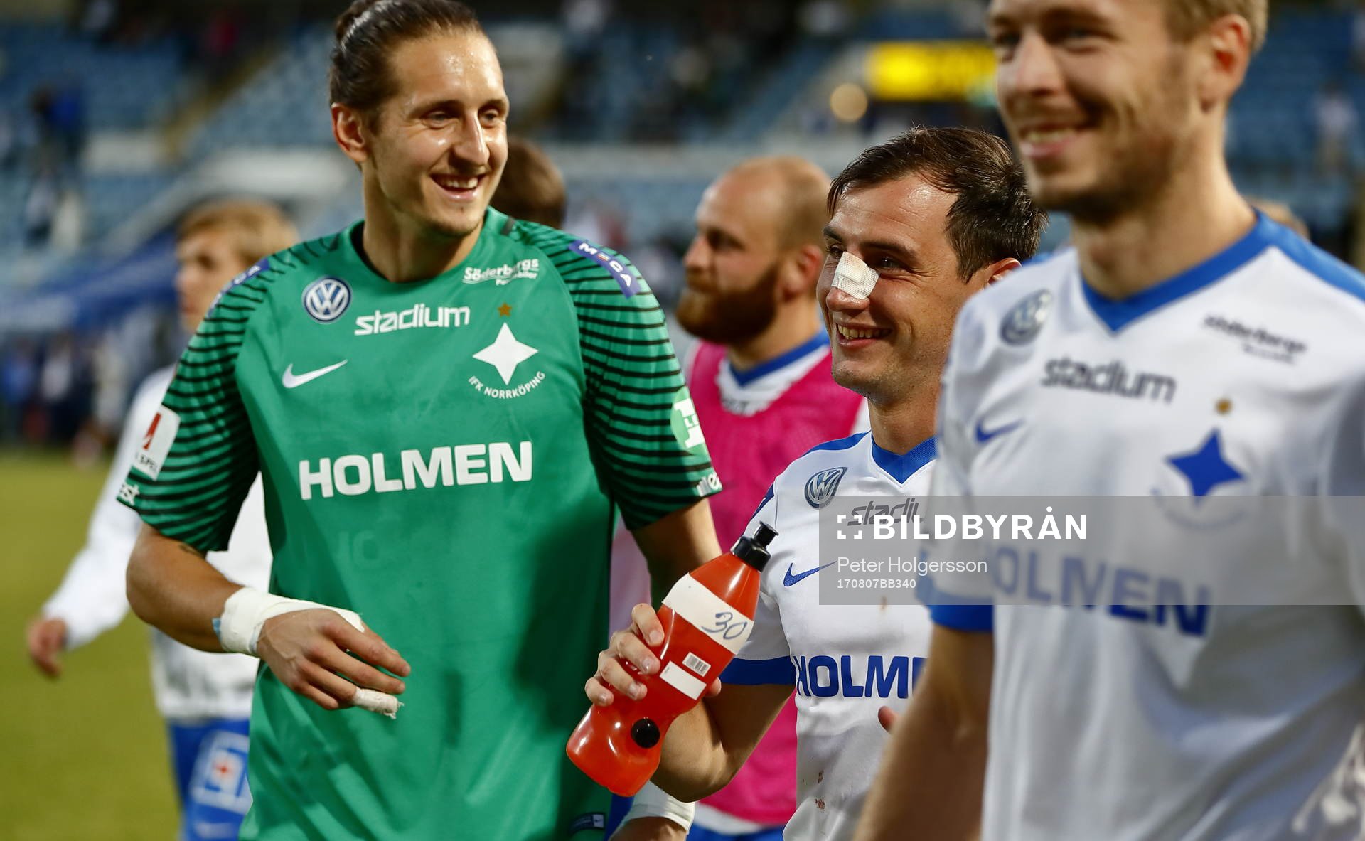 Norrköpings målvakt David Mitov Nilsson skrattar åt Nikola Tkalcic under fotbollsmatchen i Allsvenskan mellan Norrköping och AFC Eskilstuna den 7 augusti 2017 i Norrköping.