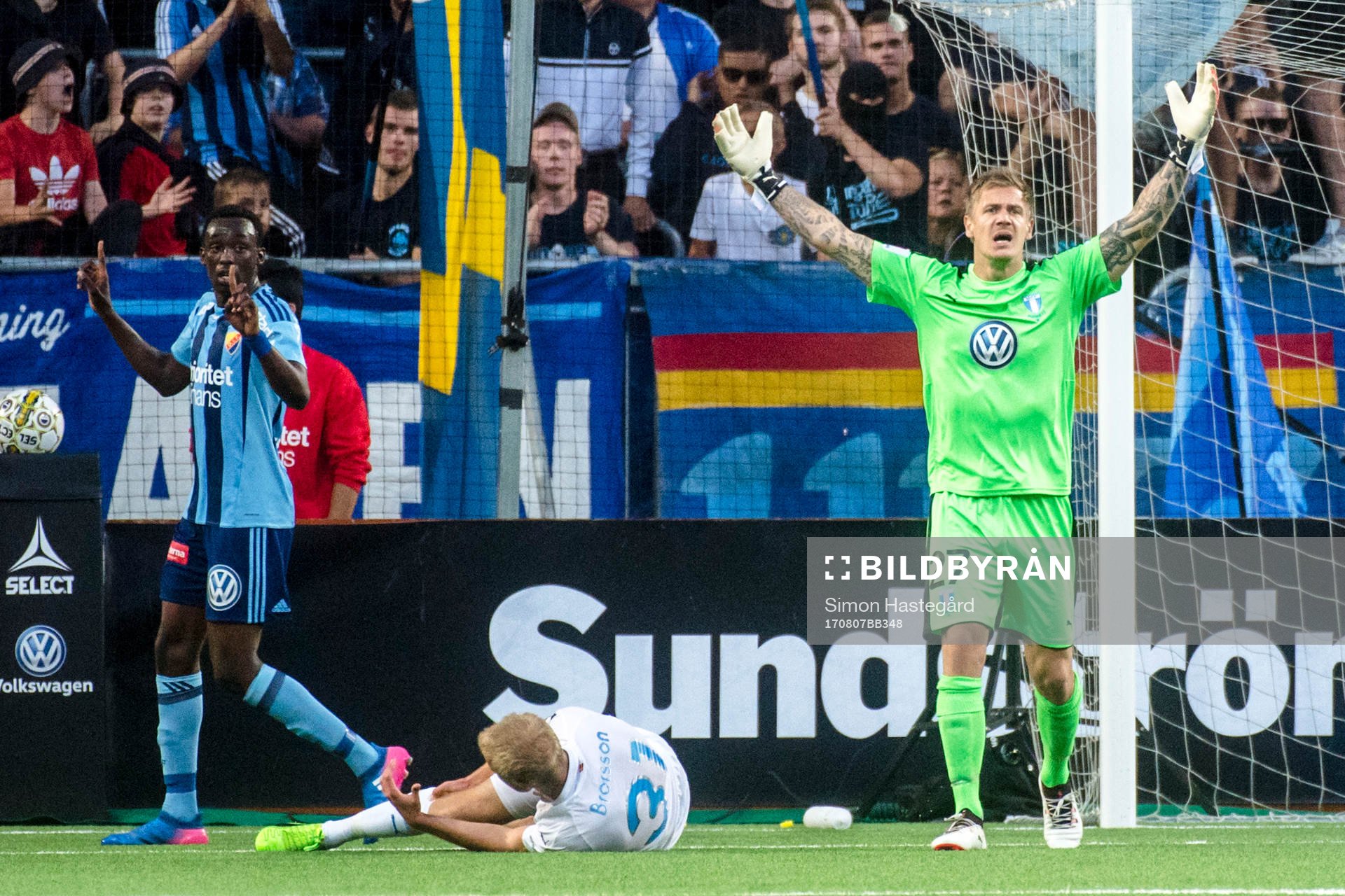 Malmö FFs målvakt Johan Dahlin reagerar