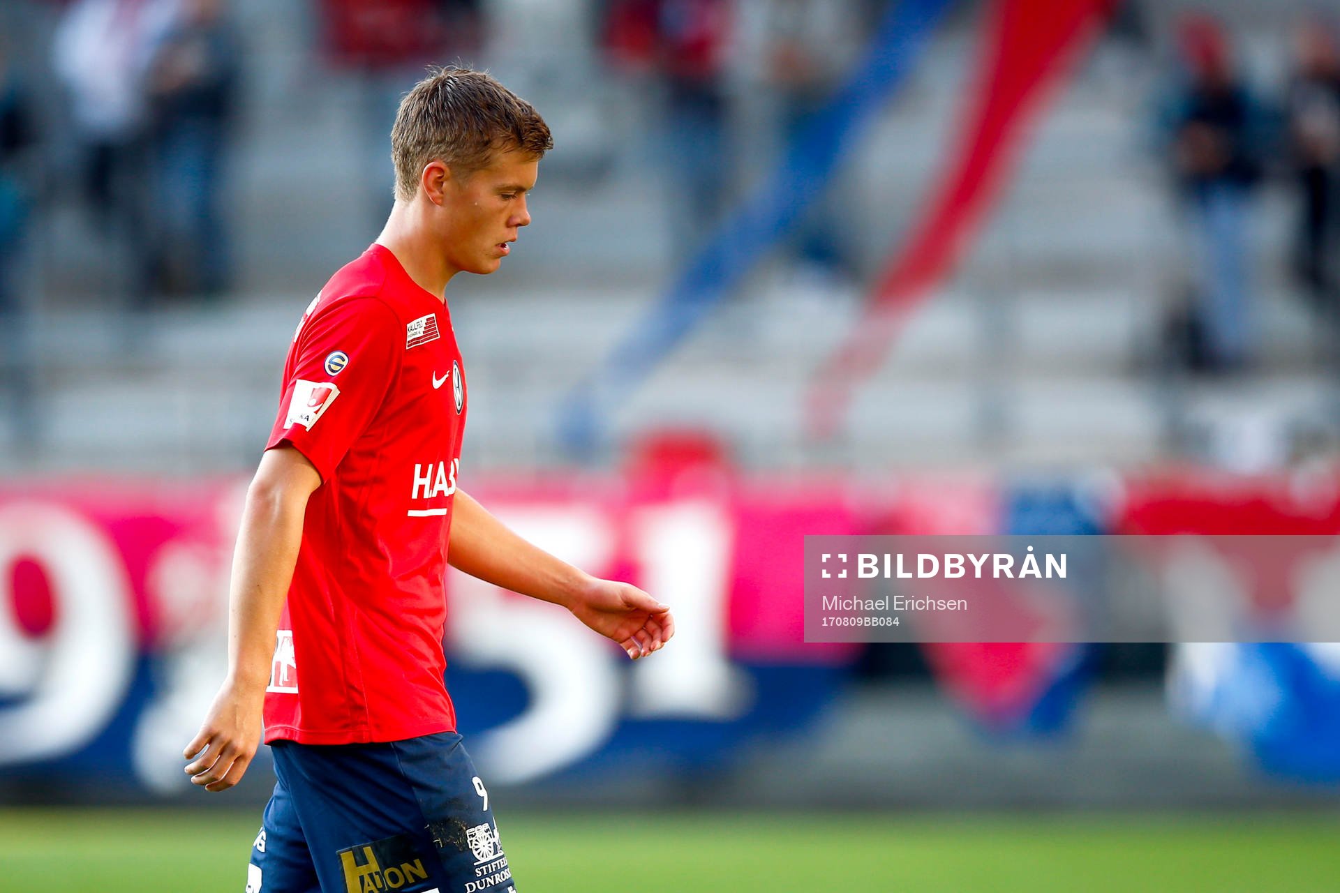 Örgrytes Albin Skoglund lämnar planen