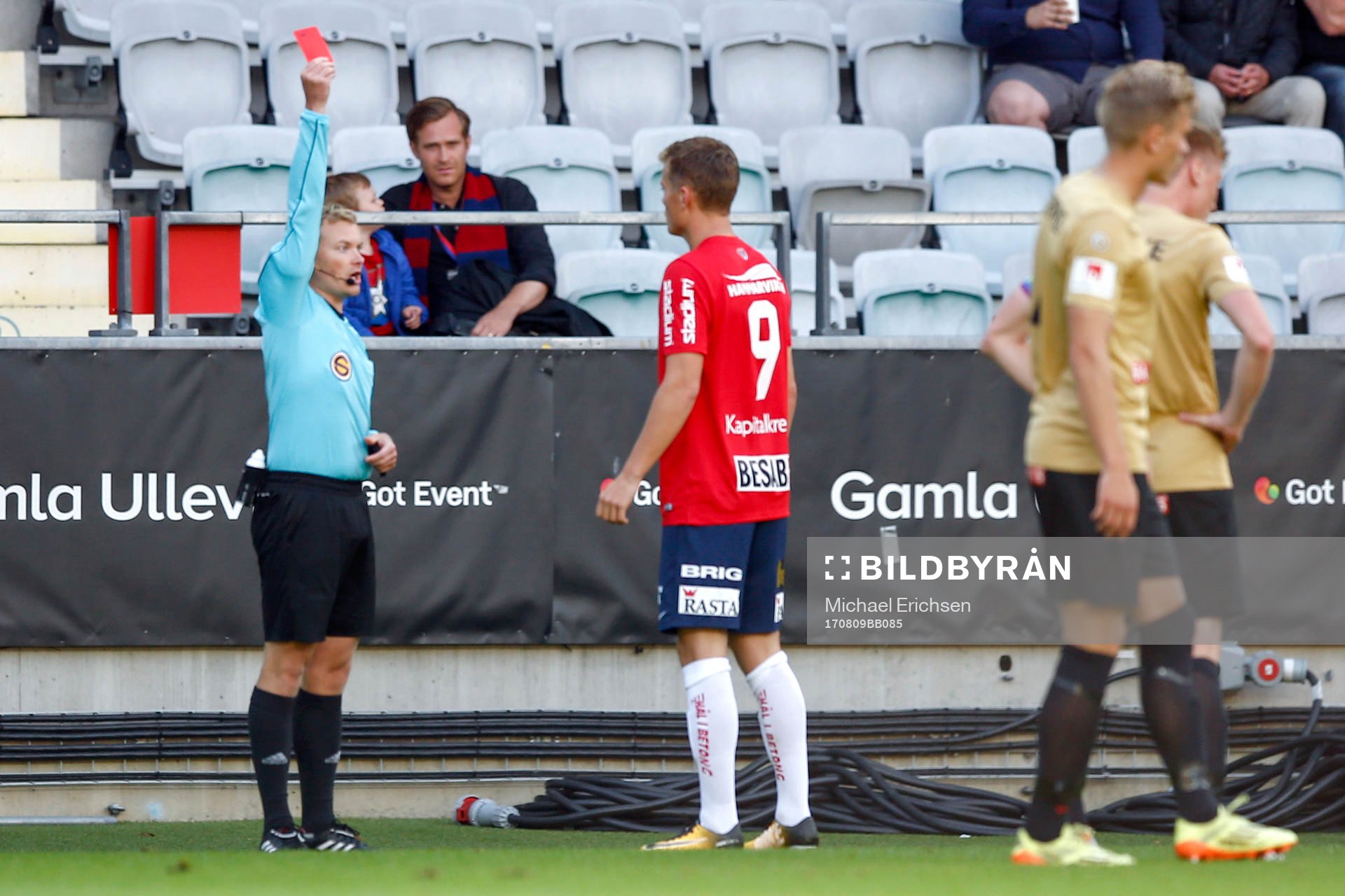 Örgrytes Albin Skoglund får rött kort av domare Fredrik