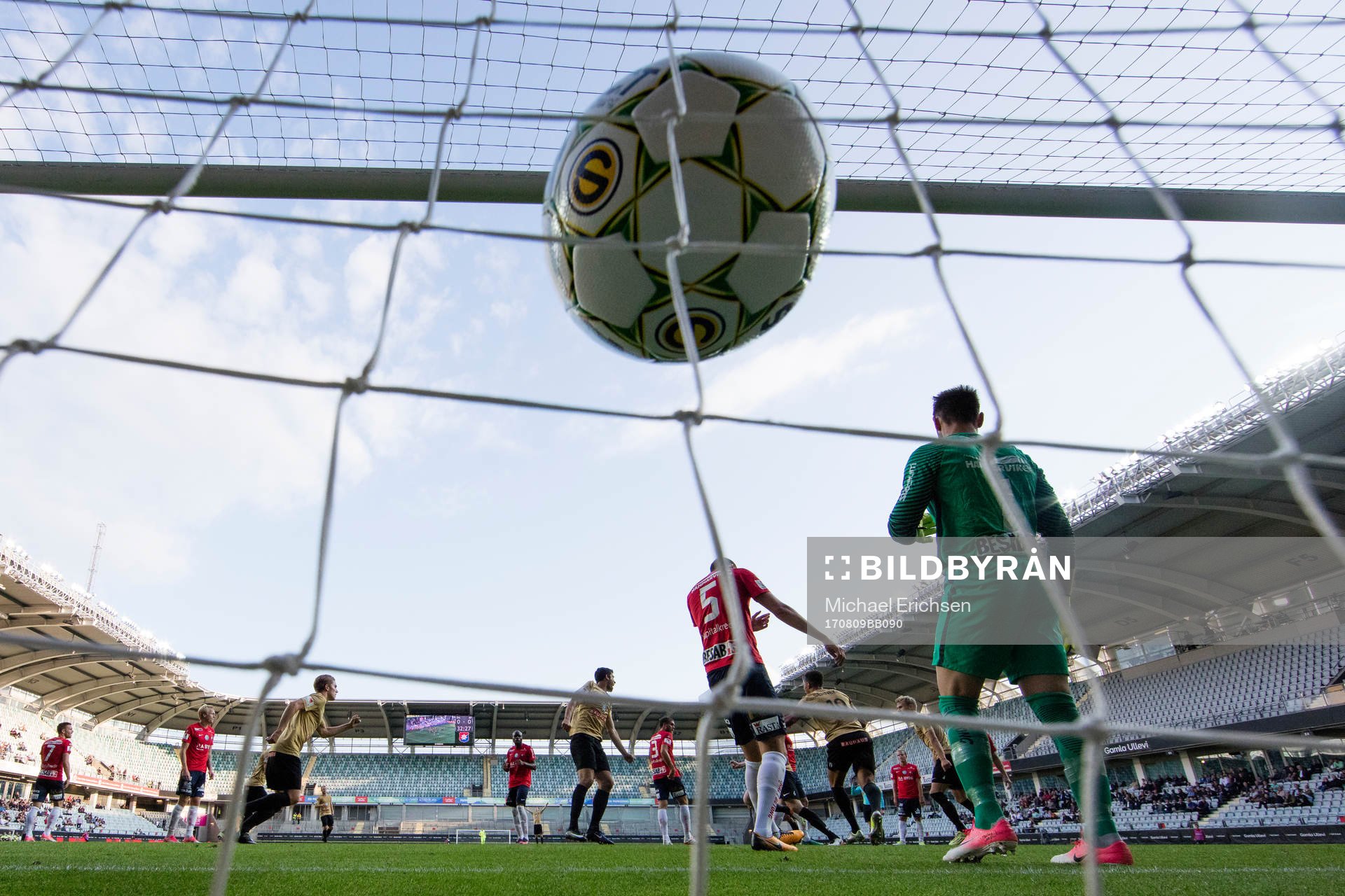 Brommapojkarnas Gustav Sandberg Magnusson nickar in 0-1