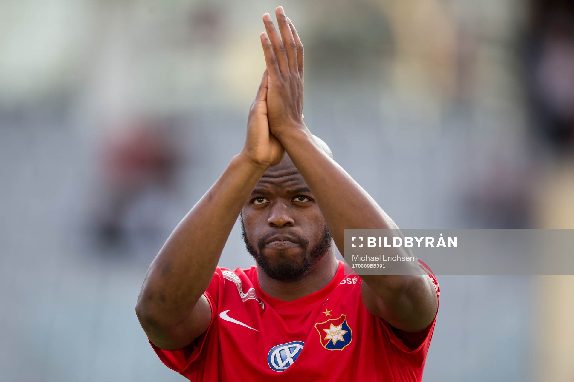 Örgrytes Hakeem Araba på line up innan fotbollsmatchen i