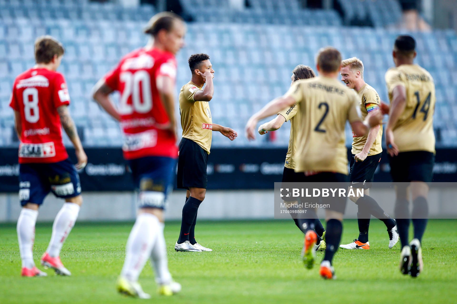 Brommapojkarnas Kevin Kabran jublar med lagkamrater