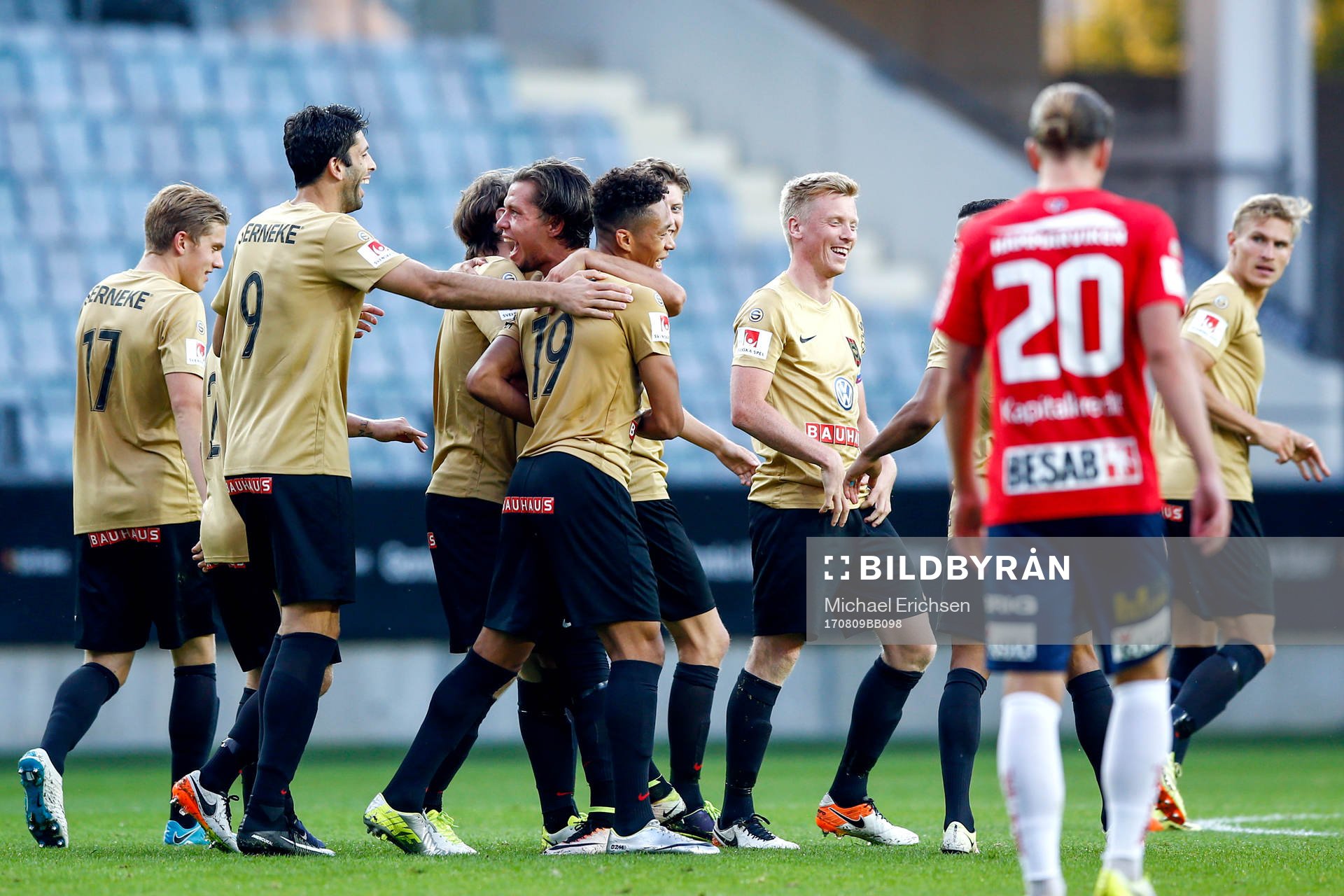 Brommapojkarnas Kevin Kabran jublar med lagkamrater