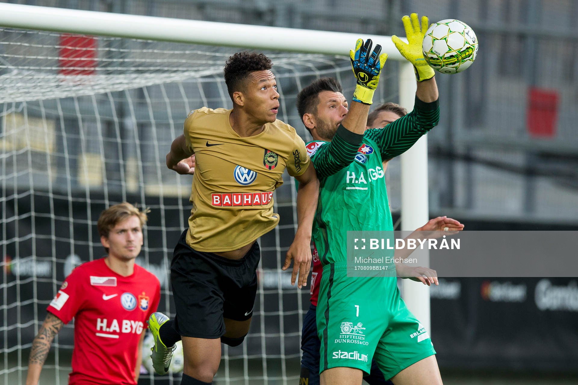 Brommapojkarnas Kevin Kabran i kamp om bollen med Örgrytes