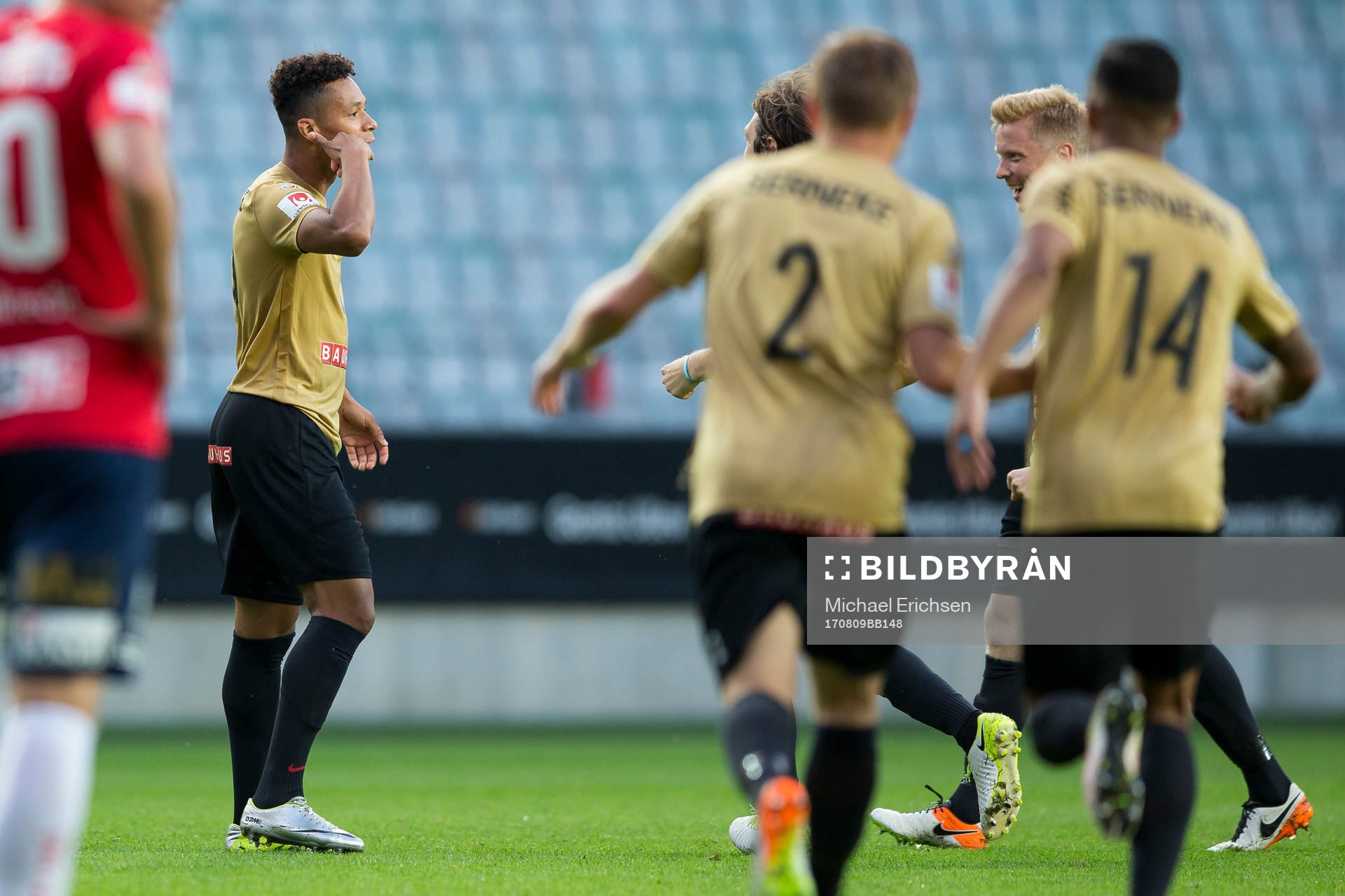 Brommapojkarnas Kevin Kabran jublar
