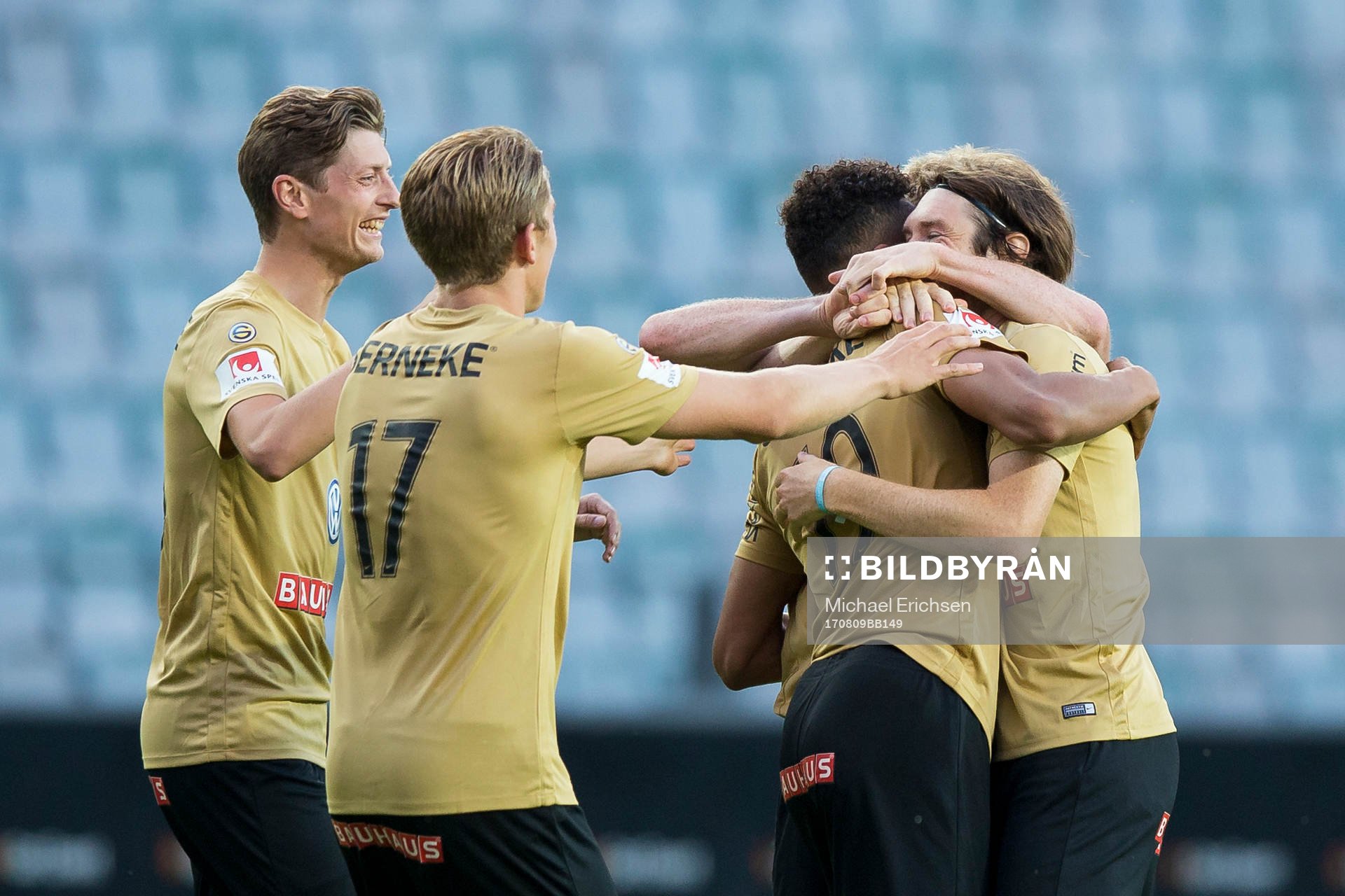 Brommapojkarnas Kevin Kabran jublar och omfamnas efter 0-2 under fotbollsmatchen i Superettan mellan Örgryte och Brommapojkarna den 9 augusti 2017 i Göteborg.
