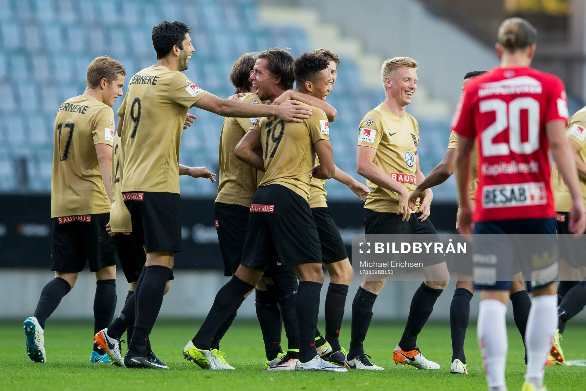 Brommapojkarnas Kevin Kabran jublar och omfamnas