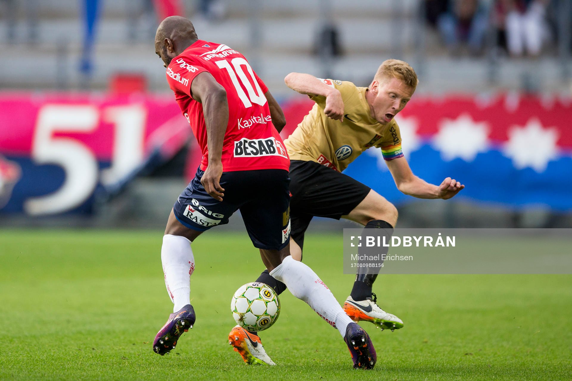 Brommapojkarnas Gustav Sandberg Magnusson i kamp om bollen
