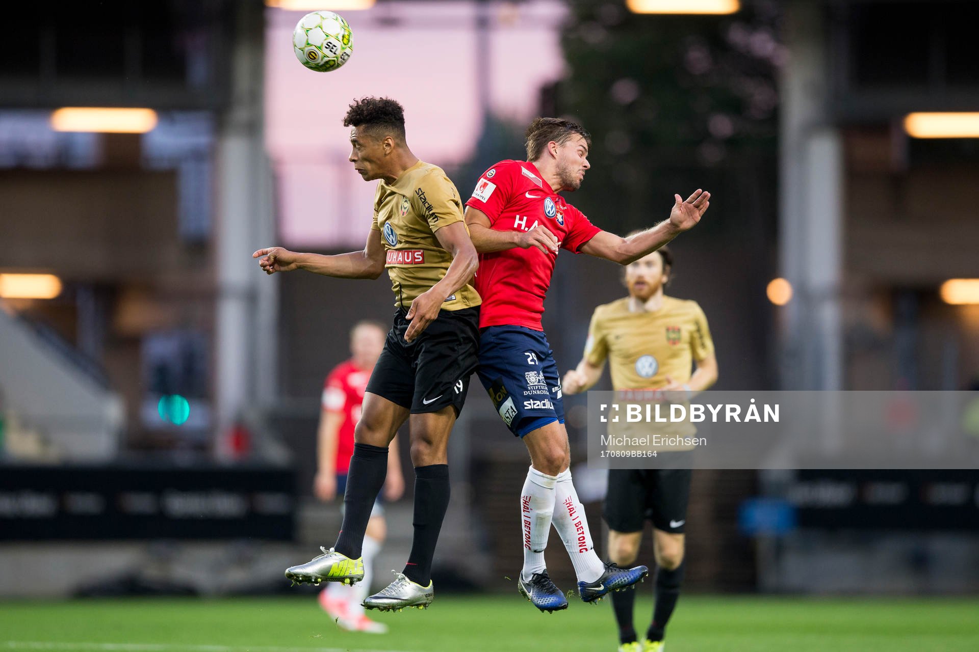 Brommapojkarnas Kevin Kabran i nickduell med Örgrytes