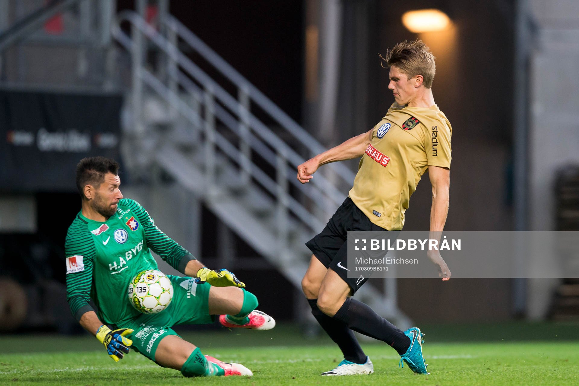 Örgrytes målvakt Stojan Lukic räddar ett skott från