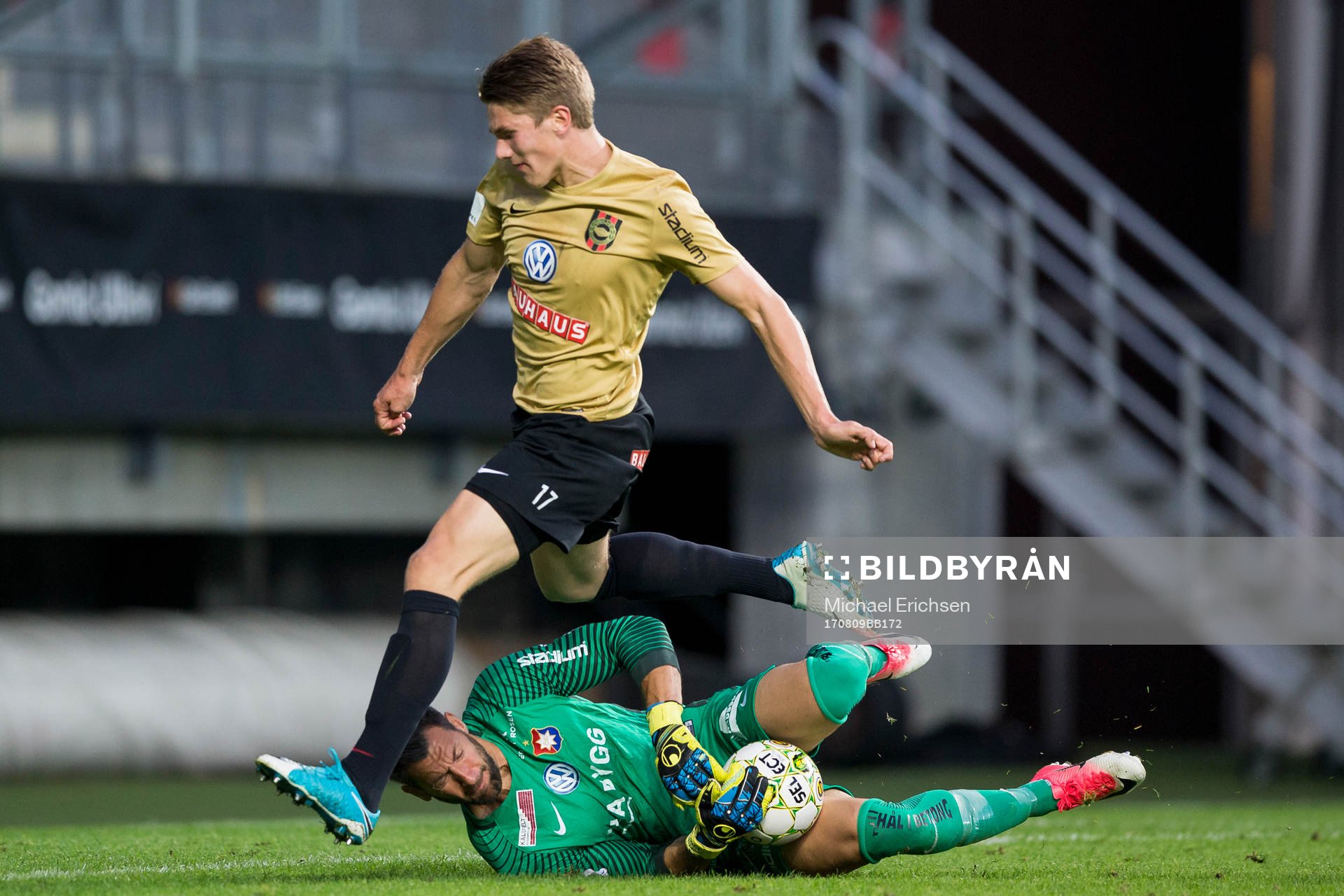 Örgrytes målvakt Stojan Lukic räddar ett skott från