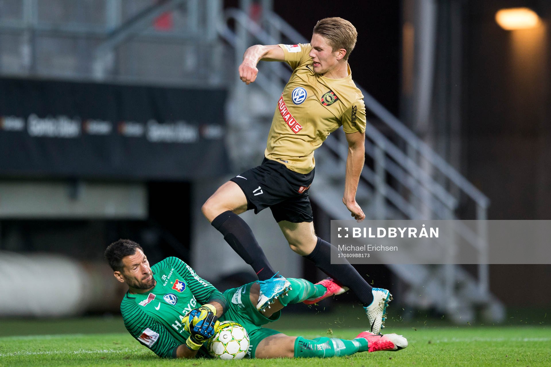 Örgrytes målvakt Stojan Lukic räddar ett skott från
