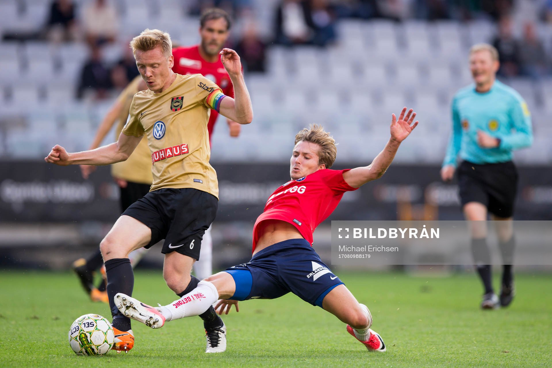 Örgrytes Andreas Östling tacklar Brommapojkarnas Gustav