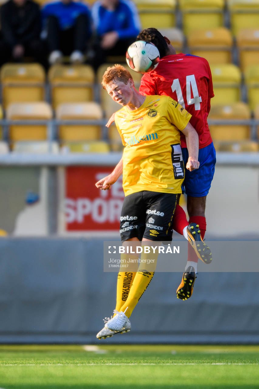 Elfsborgs Jesper Sandberg Hesselgren i kamp med Helsingborgs Victor Göransson (rygg mot kameran) under fotbollsmatchen i U17 Allsvenskan mellan Elfsborg och Helsingborg den 9 augusti 2017 i Borås.