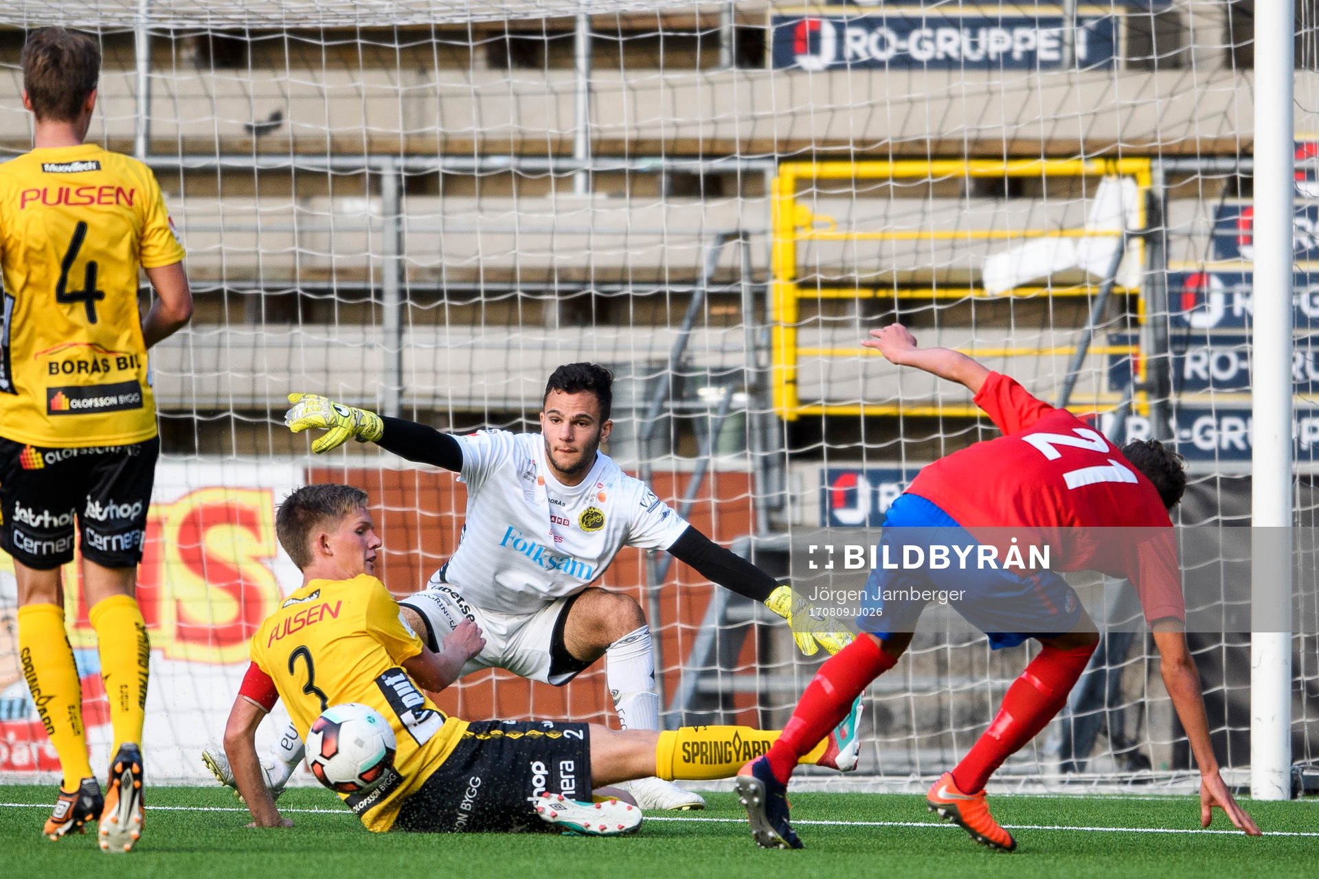 Elfsborgs Tim Stålheden och målvakt Camil Altun täcker