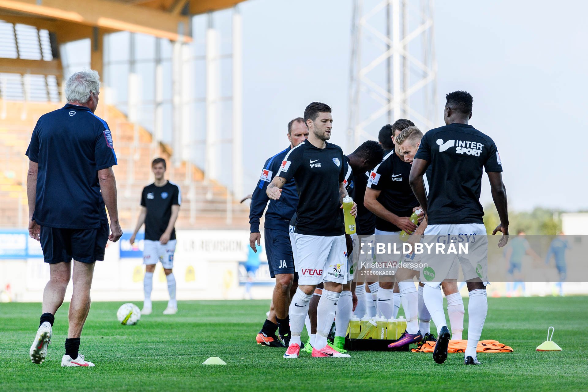 Falkenbergs spelare värmer upp före fotbollsmatchen i