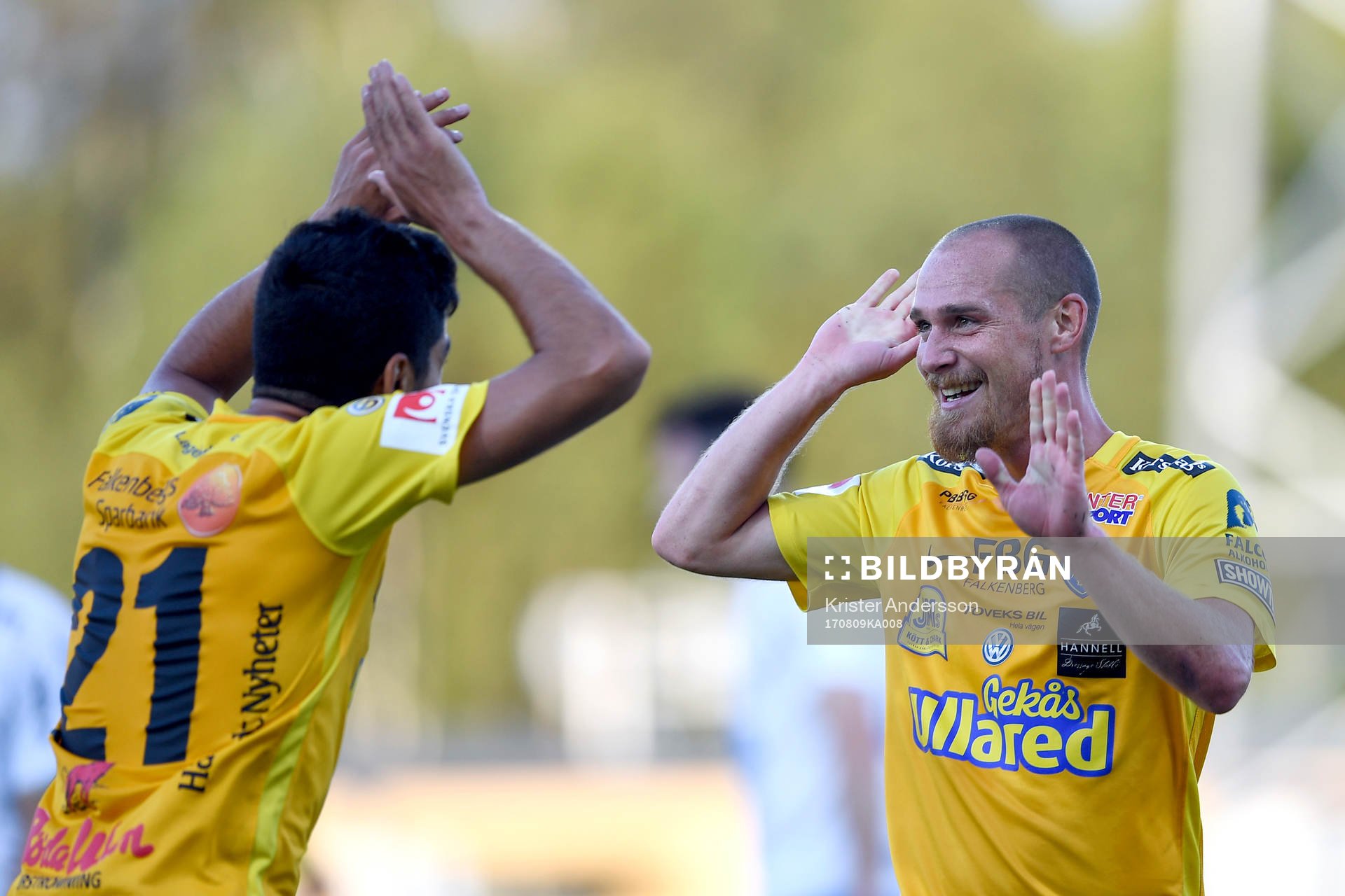 Falkenbergs Christoffer Carlsson jublar med Mahmut Özen
