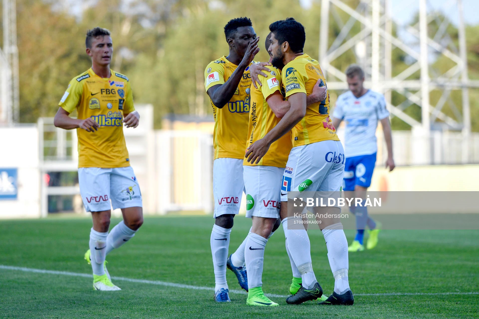 Falkenbergs Christoffer Carlsson jublar med lagkamrater efter 1-0 under fotbollsmatchen i Superettan mellan Falkenberg och Värnamo den 9 augusti 2017 i Falkenberg.