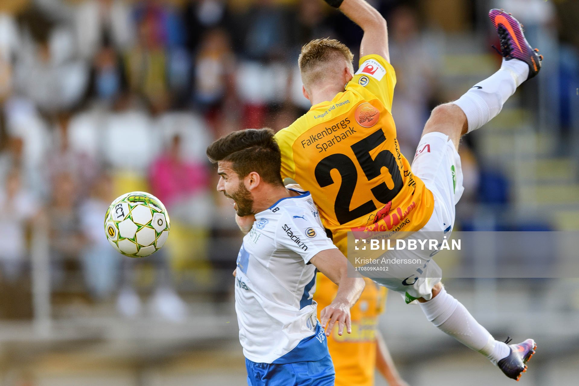 Värnamos PAulo Marcelo Souza Alves och Falkenbergs Tobias Englund under fotbollsmatchen i Superettan mellan Falkenberg och Värnamo den 9 augusti 2017 i Falkenberg.