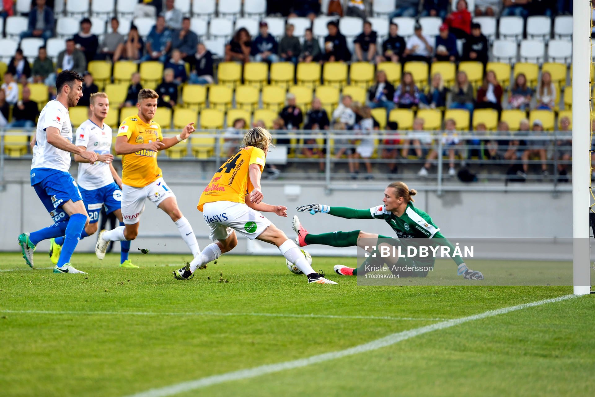 Falkenbergs Viktor Götesson har en bra chans men Värnamos