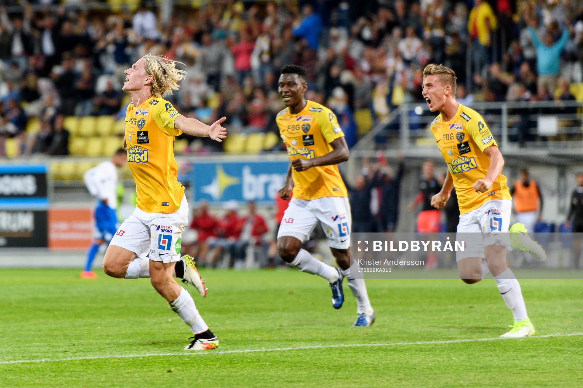 Falkenbergs Viktor Götesson (v) jublar