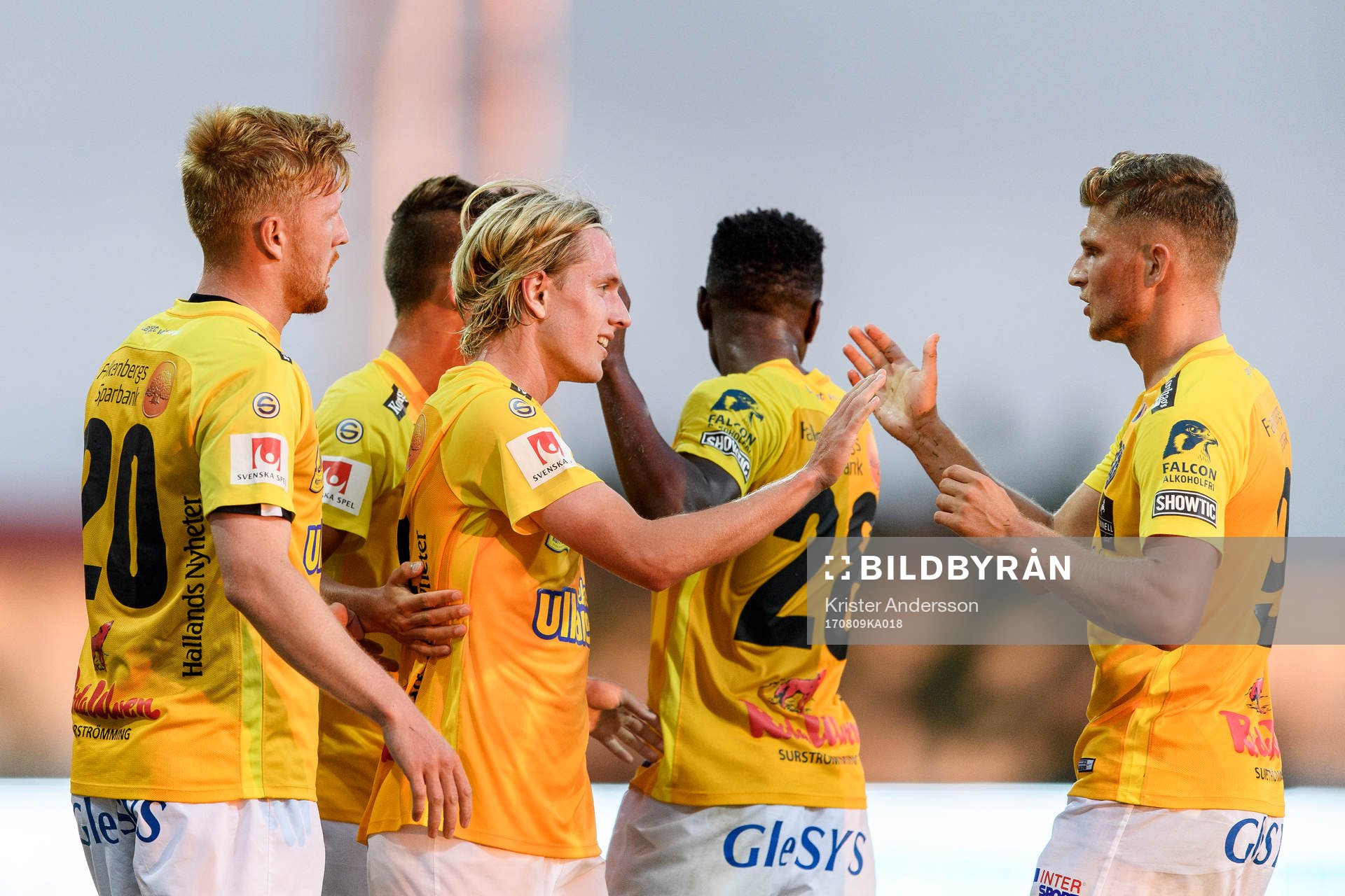 Falkenbergs Viktor Götesson (mitten) jublar med laget