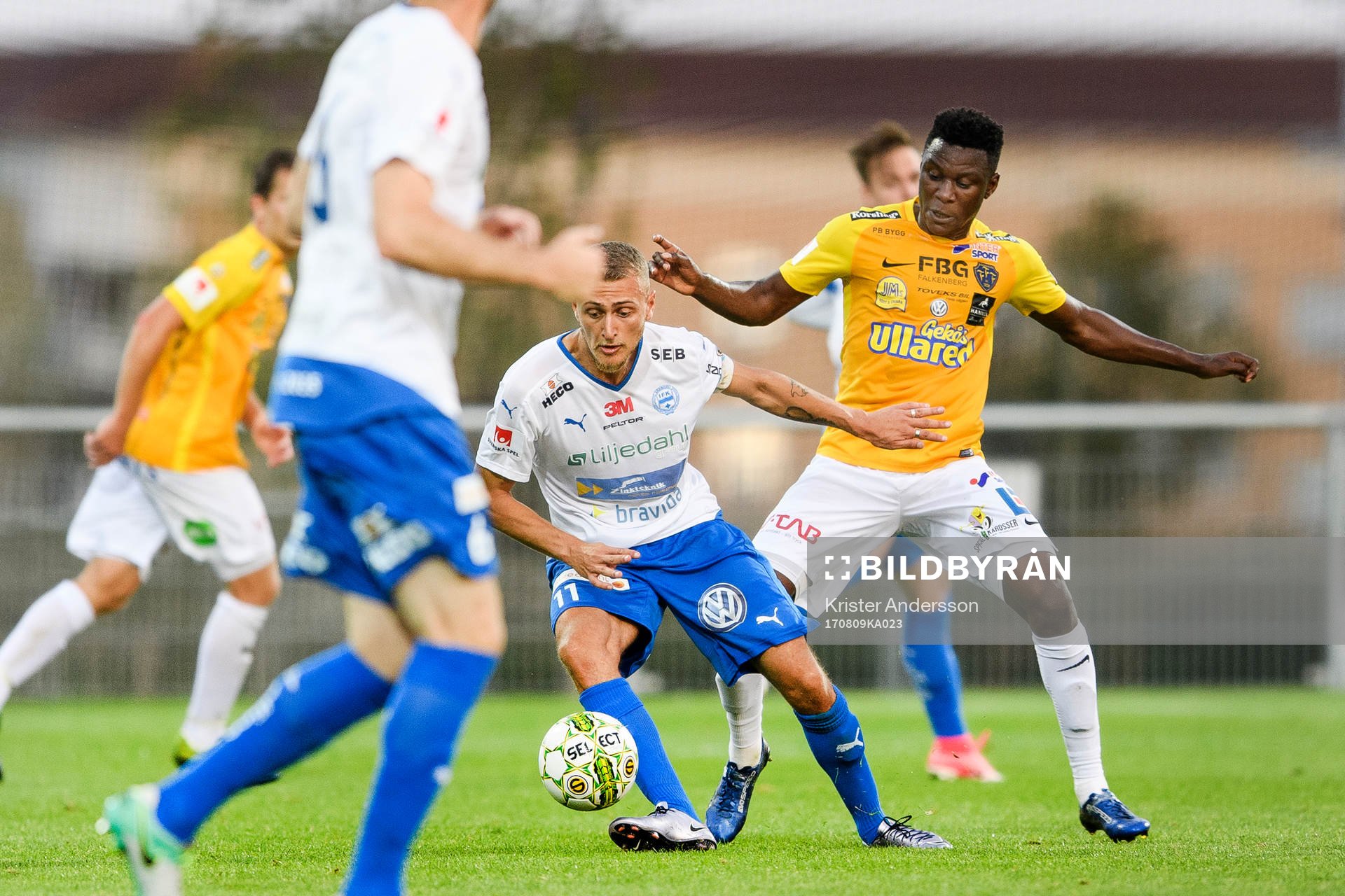 Värnamos Gentrit Citaku och Falkenbergs Dominic Chatto