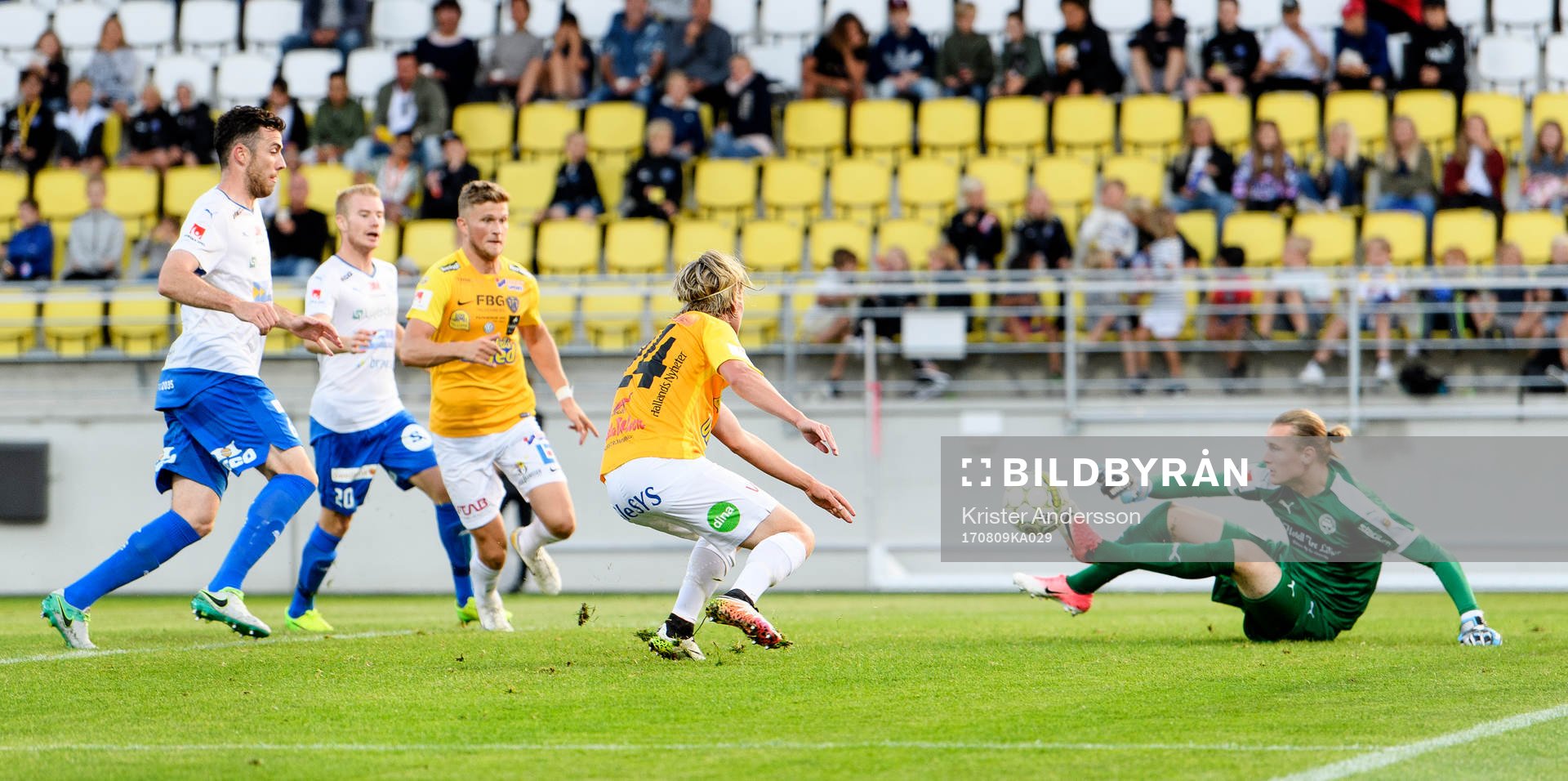Falkenbergs Viktor Götesson har en bra chans men Värnamos