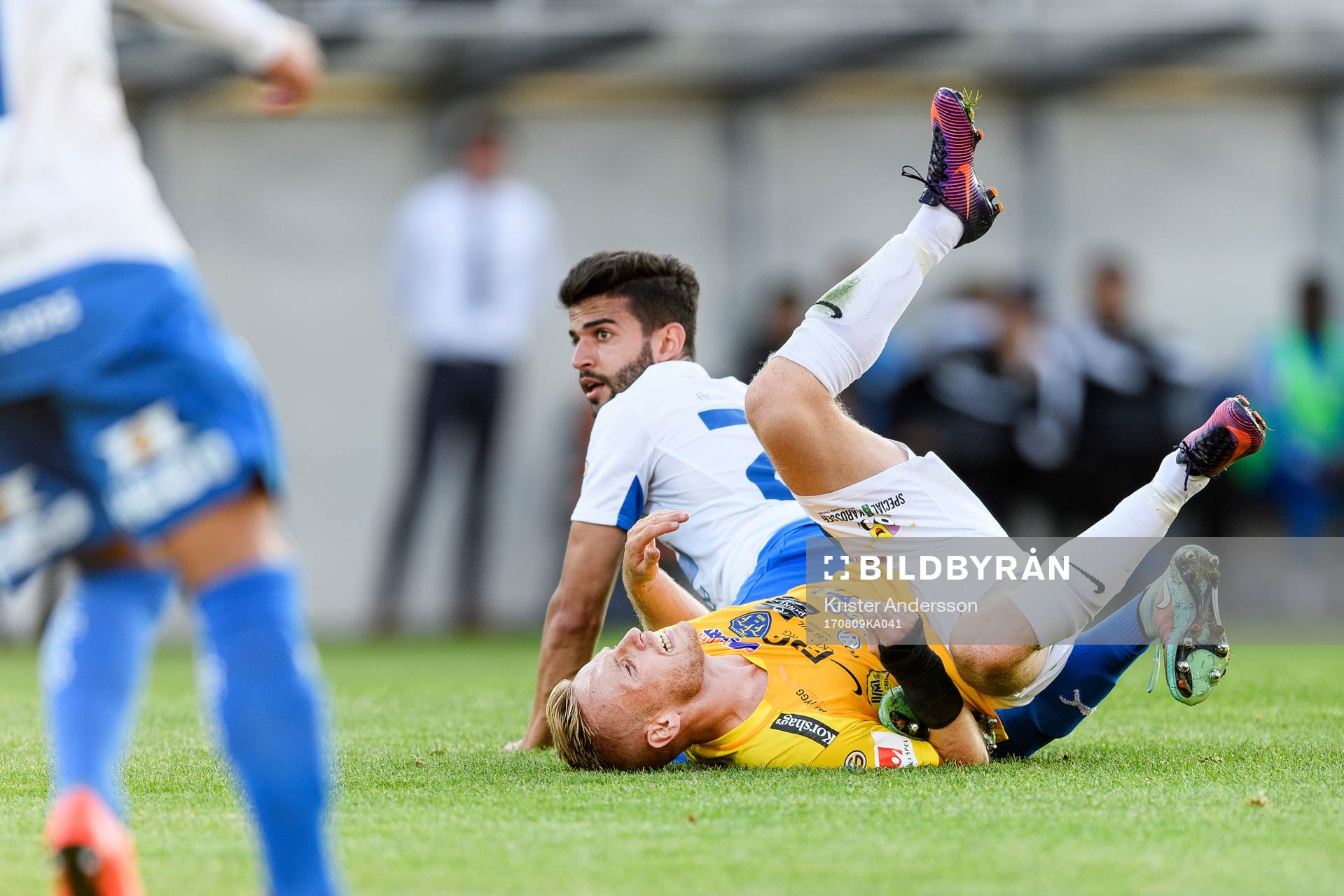 Falkenbergs Tobias Englund och Värnamos PAulo Marcelo Souza Alves kolliderar under fotbollsmatchen i Superettan mellan Falkenberg och Värnamo den 9 augusti 2017 i Falkenberg.