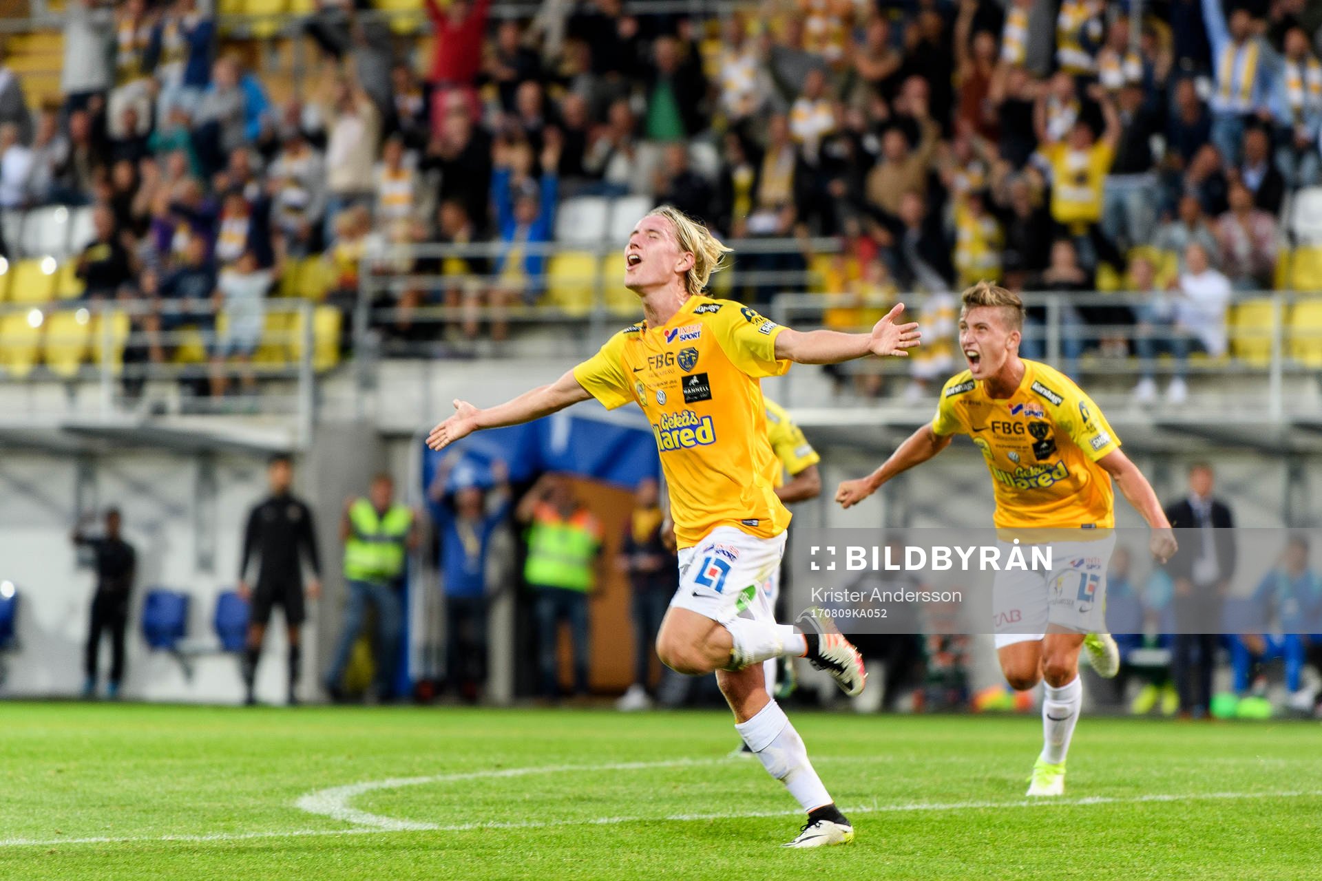 Falkenbergs Viktor Götesson (v) jublar