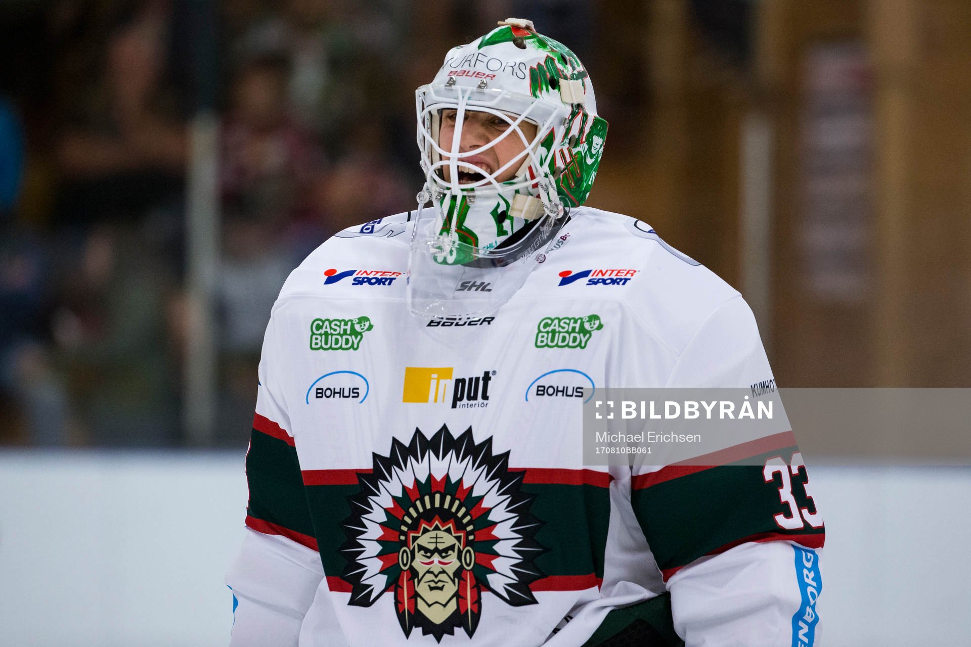 Frölundas målvakt Johan Mattsson på värmningen innan en