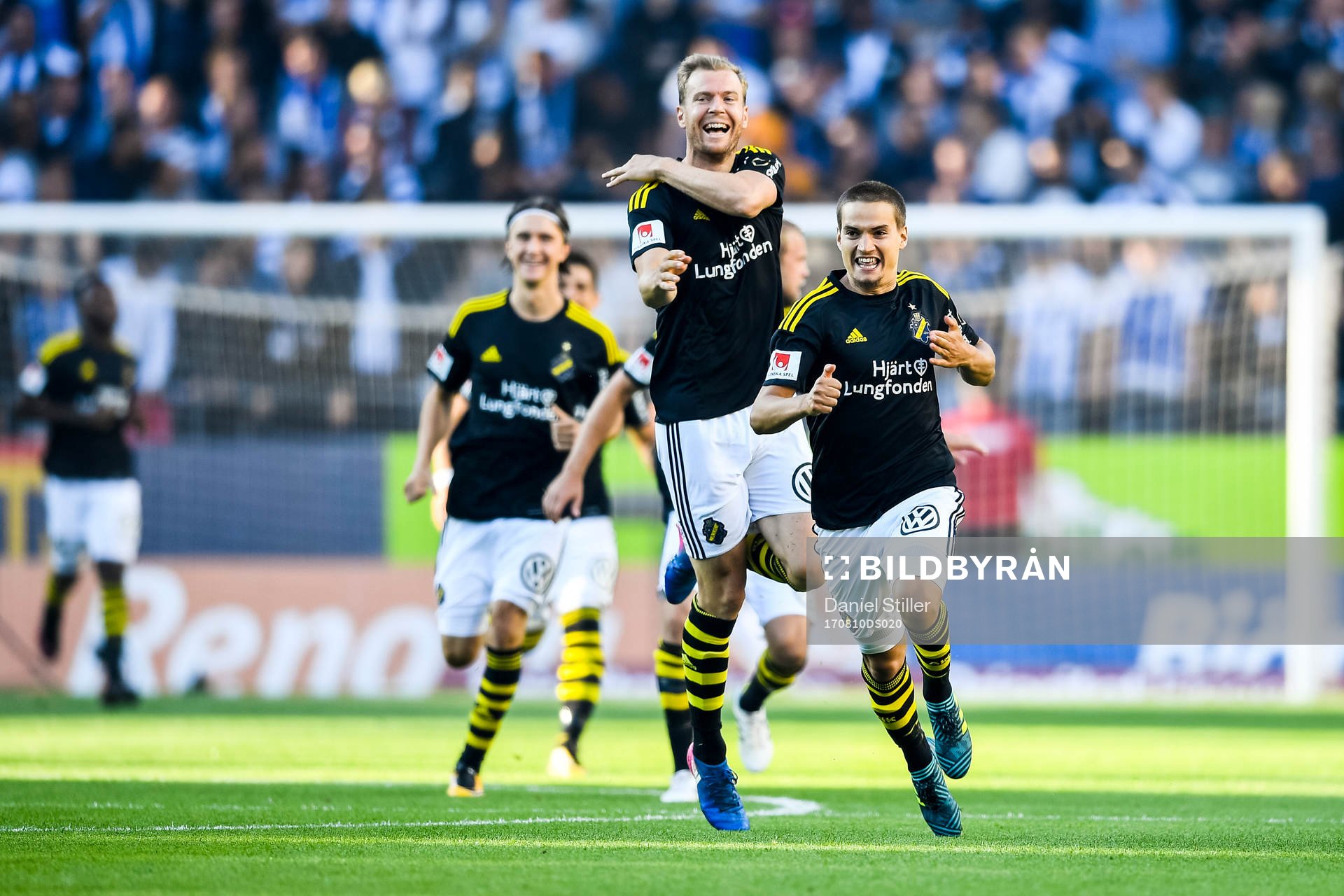 s Per Karlsson och Amin Affane jublar