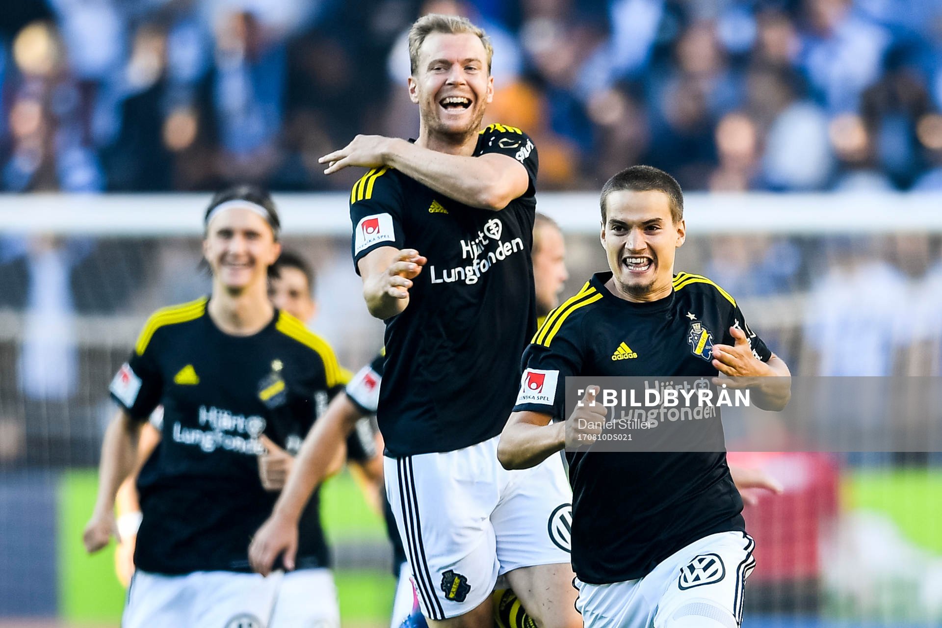 s Per Karlsson och Amin Affane jublar