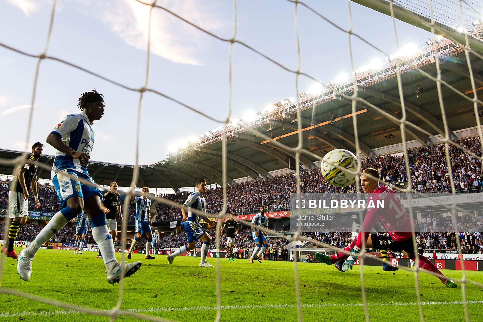 s Henok Goitom gör 2-2 som sedan blir bortdömt bakom IFK