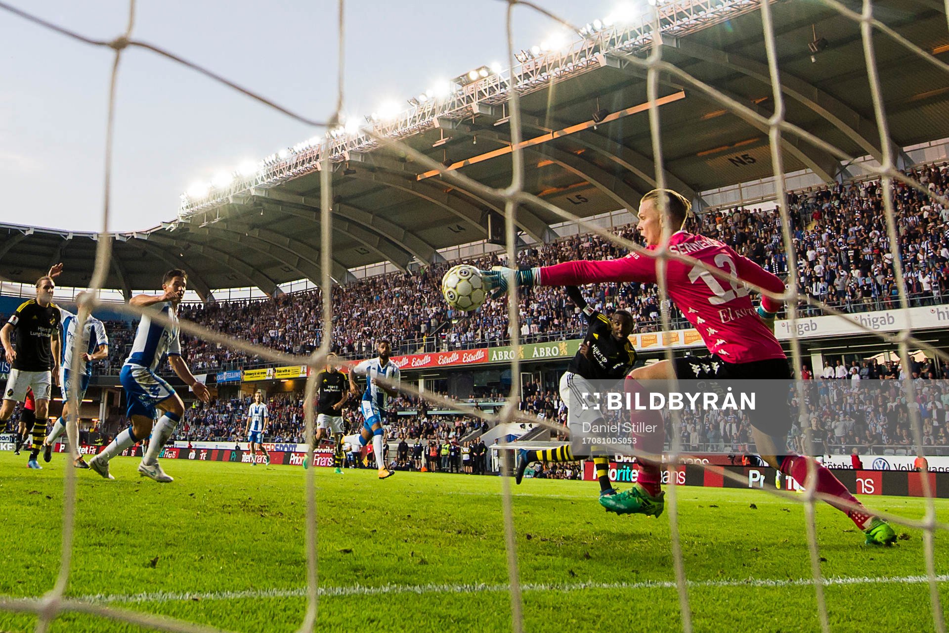 s Henok Goitom gör 2-2 som sedan blir bortdömt bakom IFK