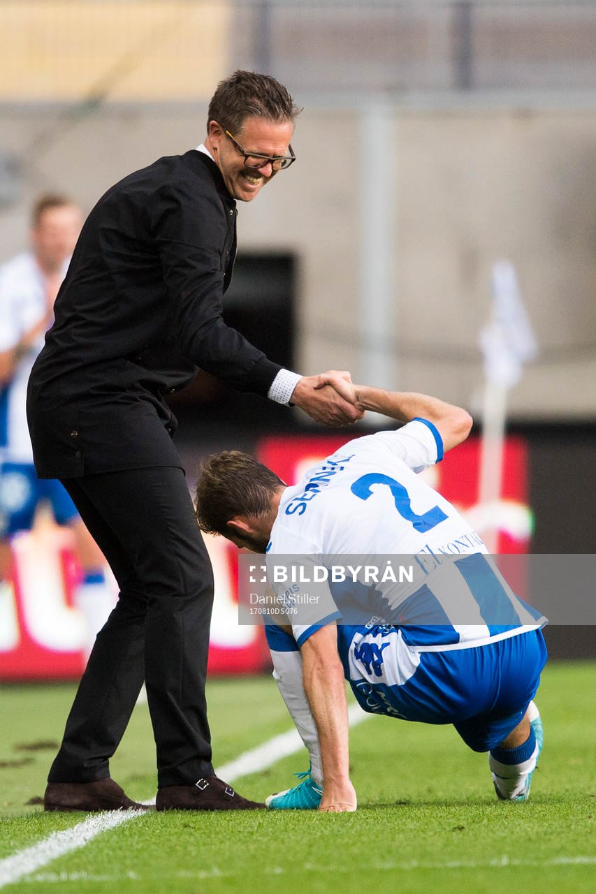 s tränare Rikard Norling hjälper IFK Göteborgs Emil