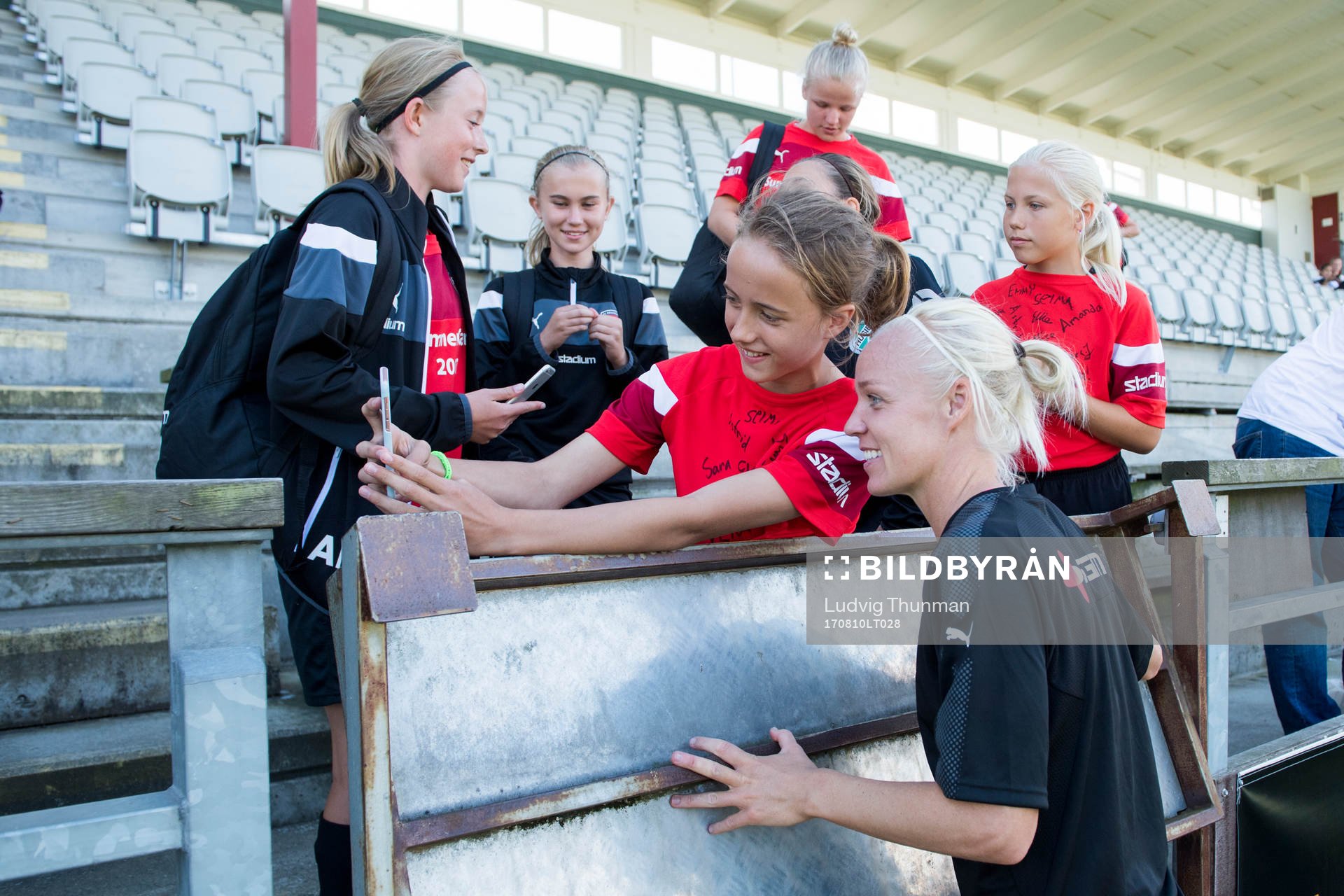 Caroline Seger skriver autografer