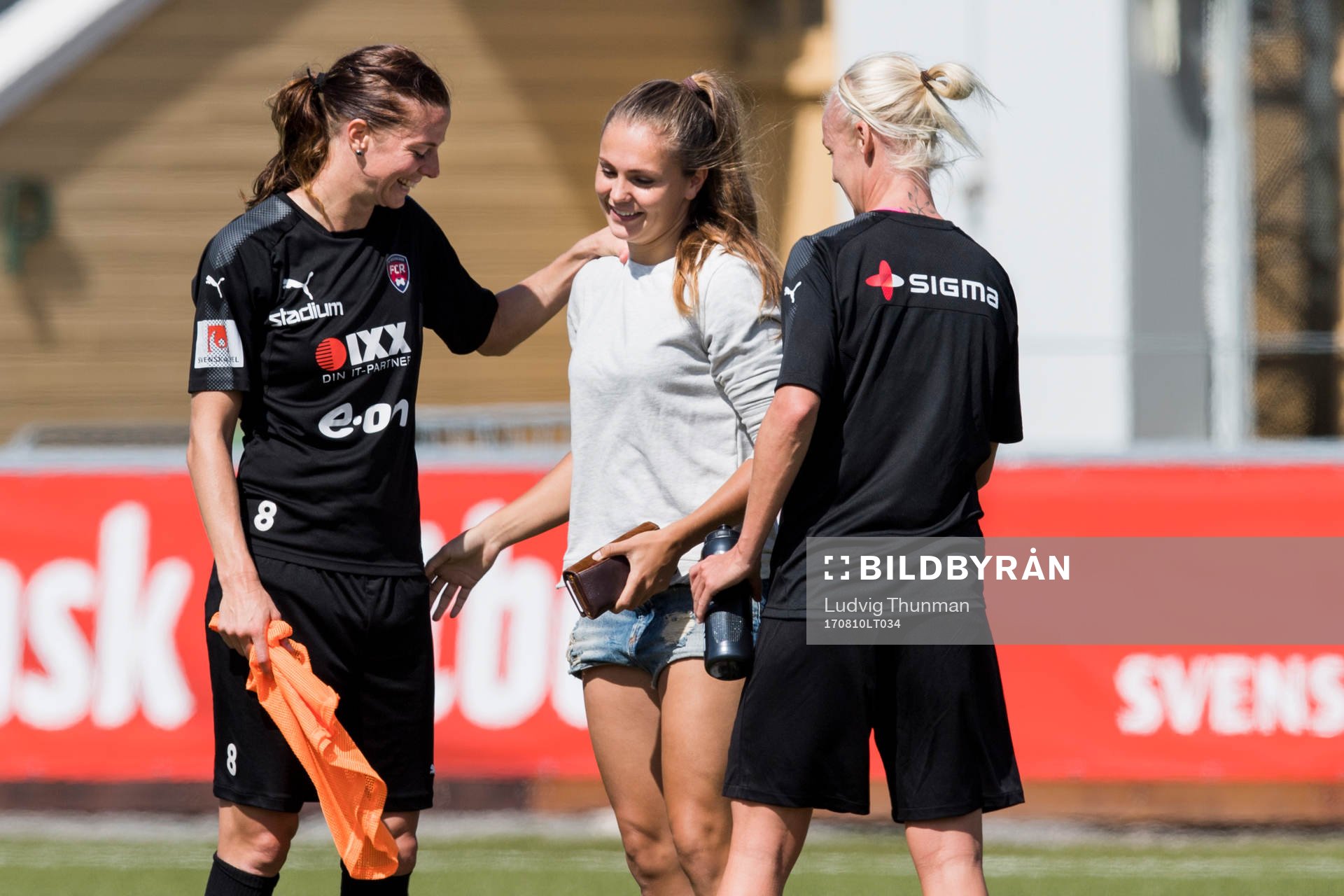 Lotta Schelin och Caroline Seger pratar med Lieke Martens