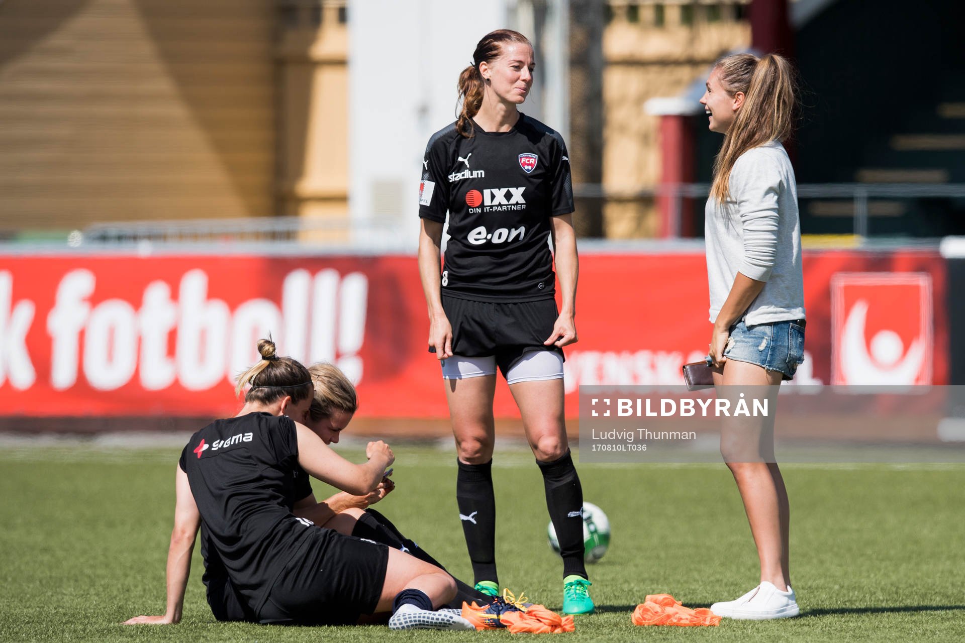 Lotta Schelin och Lieke Martens under en träning med FC Rosengård den 10 augusti 2017 i Malmö.